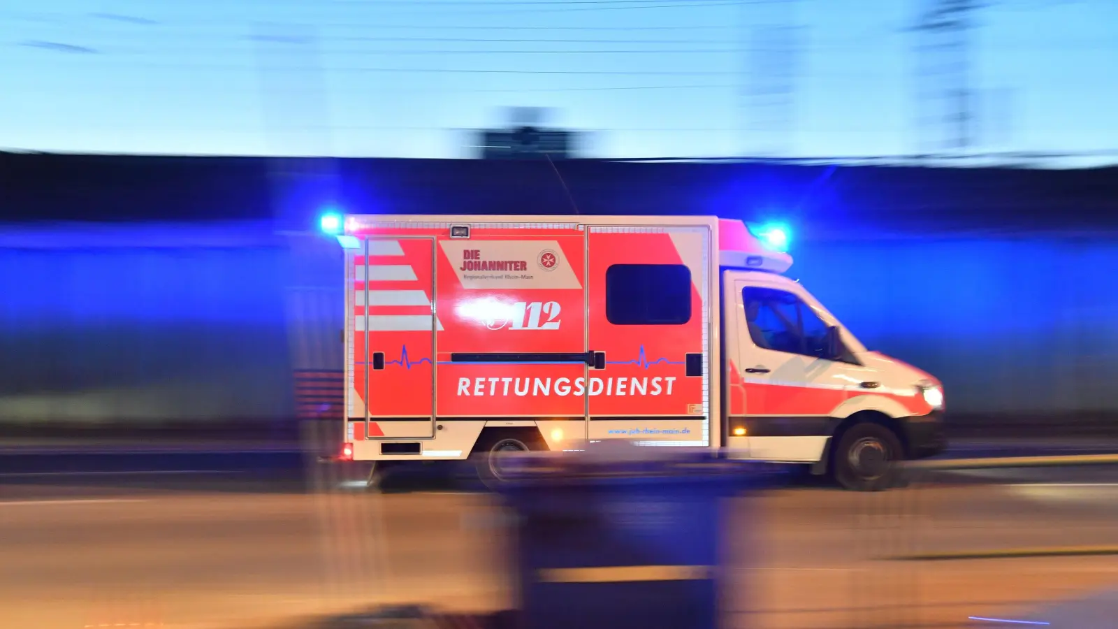 Ein 23-jähriger Arbeiter erleidet bei einem Betriebsunfall in Sengenthal schwere Handverletzungen. Ein Fingerglied wird abgetrennt. (Symbolbild: Boris Roessler/dpa)