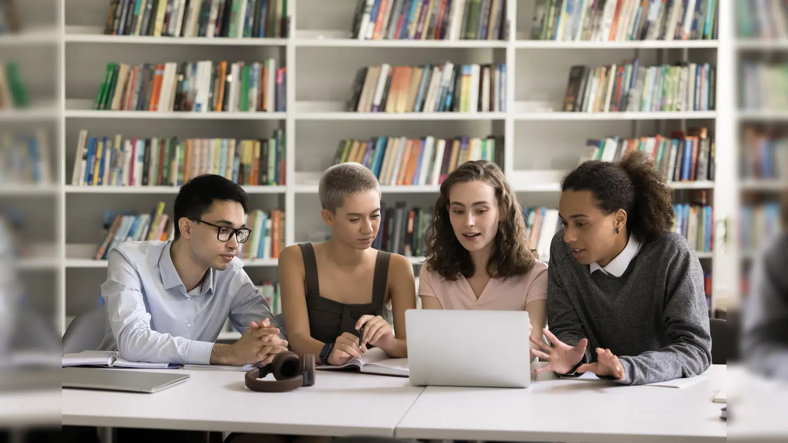 Ihr seid euch noch unsicher, welchen Beruf ihr erlernen wollt. Das Speed-Dating könnte euch helfen. (Bild: fizkes / Adobe Stock)
