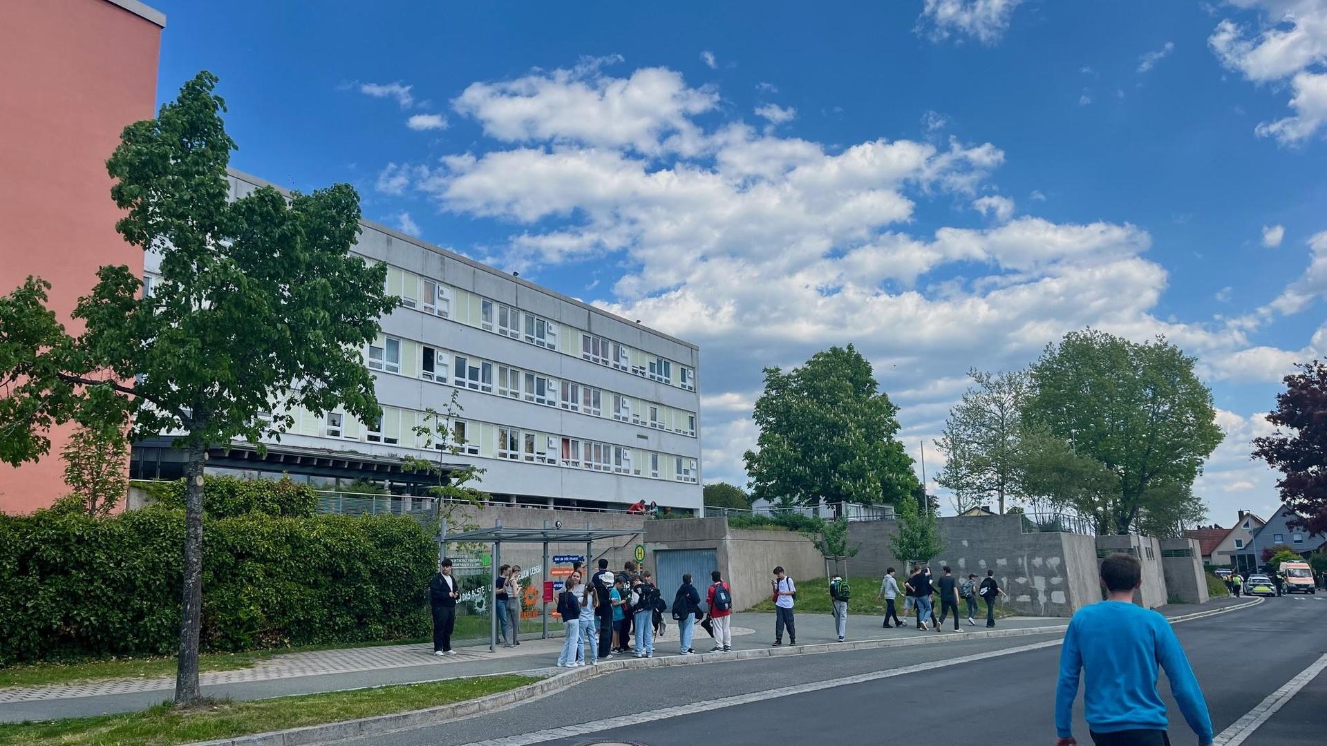 Schüler sammeln sich nach dem Einsatz in der Jahnstraße und warten auf den Bus. Am Eschenbacher Gymnasium kam am vergangenen Freitag eine Droh-Mail an.  (Bild: Gabi Schönberger)