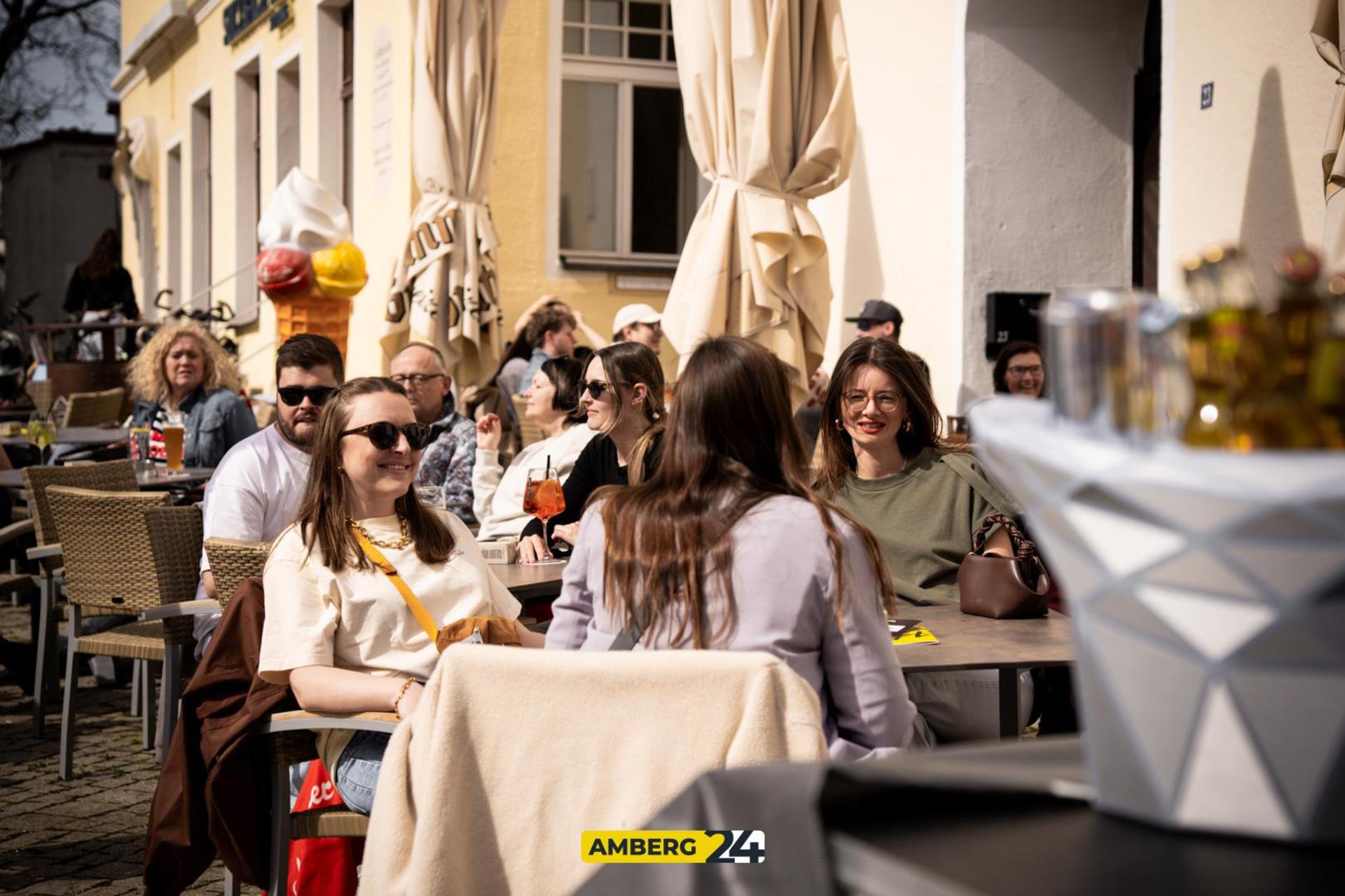 Daydrinking am Ostersonntag im Herzog. (Bild: Julia Bär)