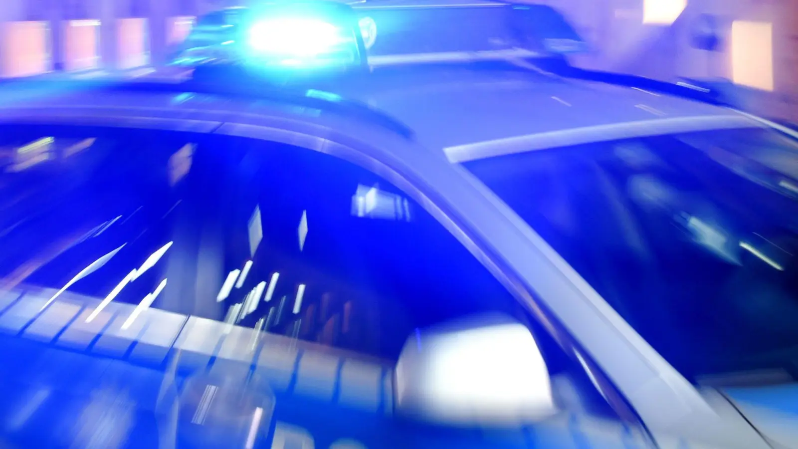 Nach einem Unfall musste die B470 bei Auerbach zeitweise gesperrt werden. (Bild: Carsten Rehder/dpa)