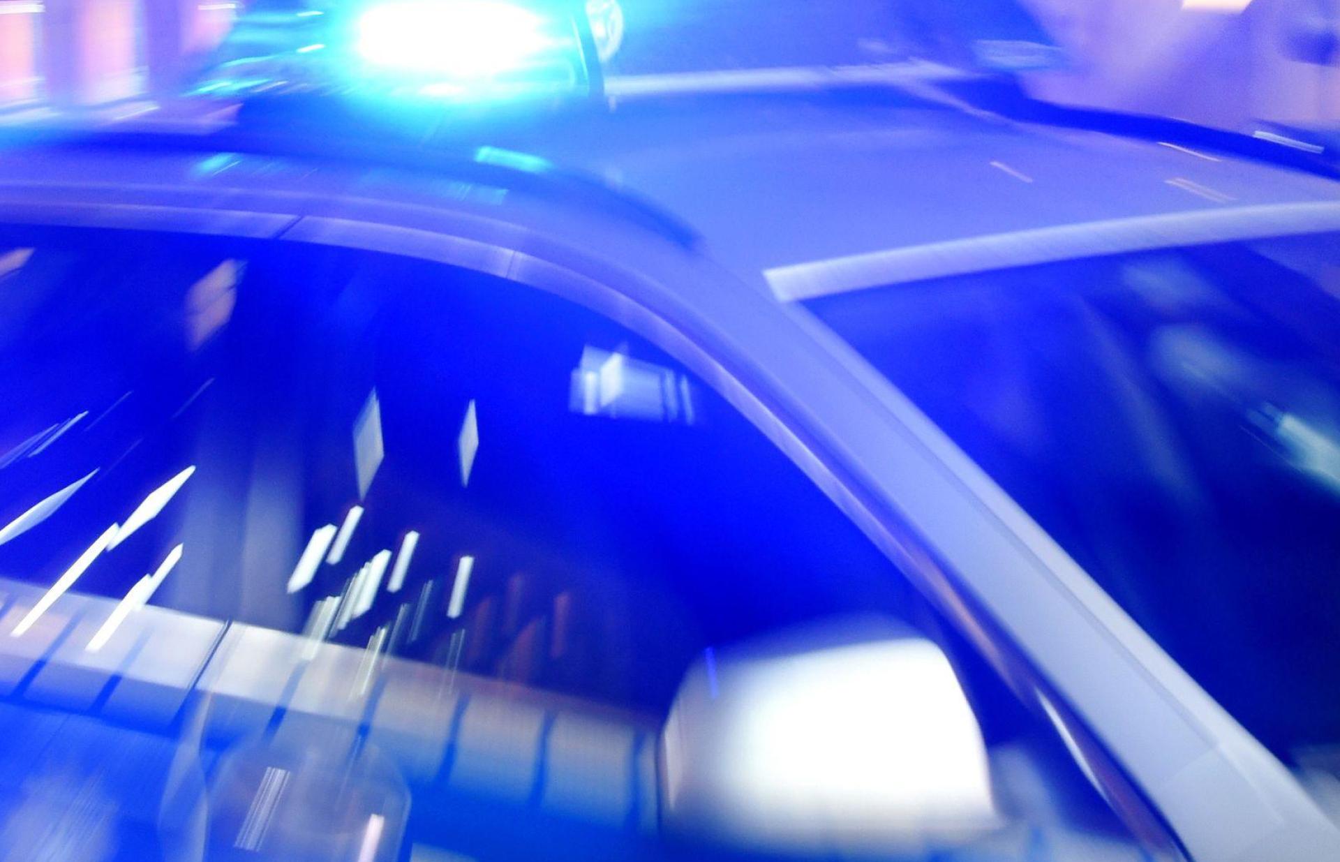 Nach einem Unfall musste die B470 bei Auerbach zeitweise gesperrt werden. (Bild: Carsten Rehder/dpa)