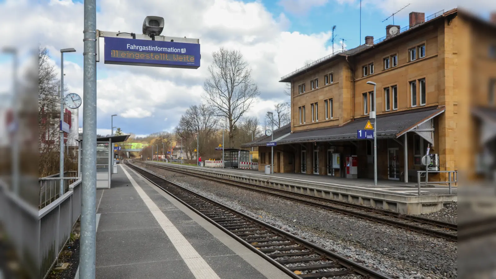 Unbekannte haben an der Haltestelle Sulzbach-Rosenberg Steine und Äste auf die Schienen gelegt.  (Symbolbild: Wolfgang Steinbacher)