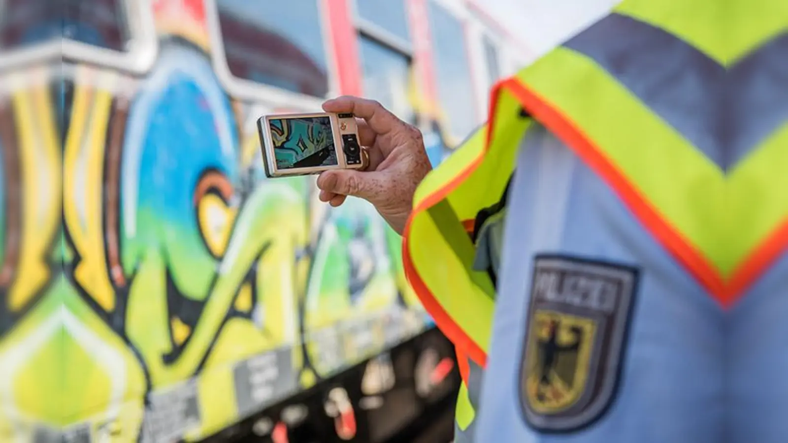 Ein Zug wurde von unbekannten Tätern mit Graffiti besprüht. Die Bundespolizei bittet um Hinweise. (Bild: Bundespolizei)