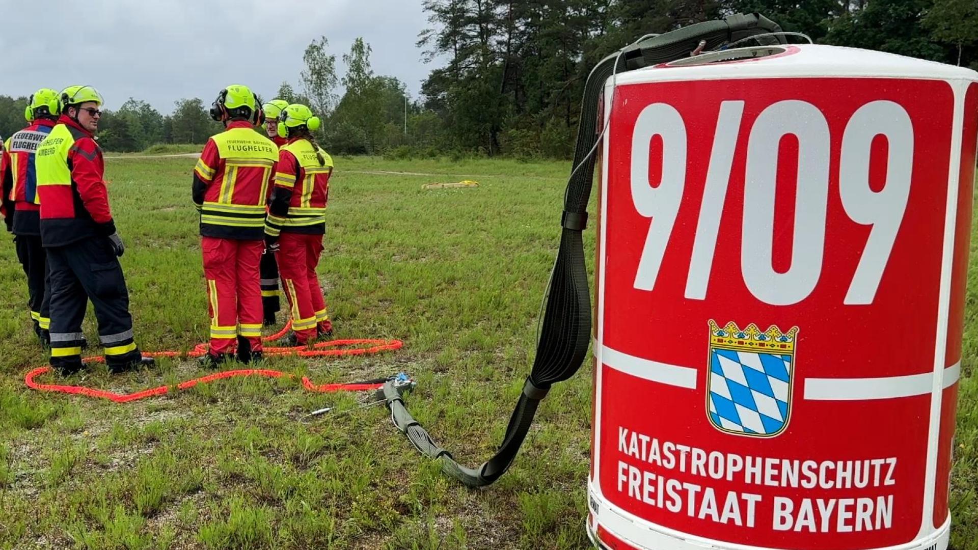 Der „Semat”, der Löschwasserbehälter, ist eines der wichtigsten Einsatzmittel der Flughelfer: Eine Art riesiger „Eimer”, der unten an einen Hubschrauber gehängt wird und dann im Flug in einem Weiher mit Wasser befüllt werden kann, um damit zum Beispiel Waldbrände zu bekämpfen. (Archivbild: Heike Unger)