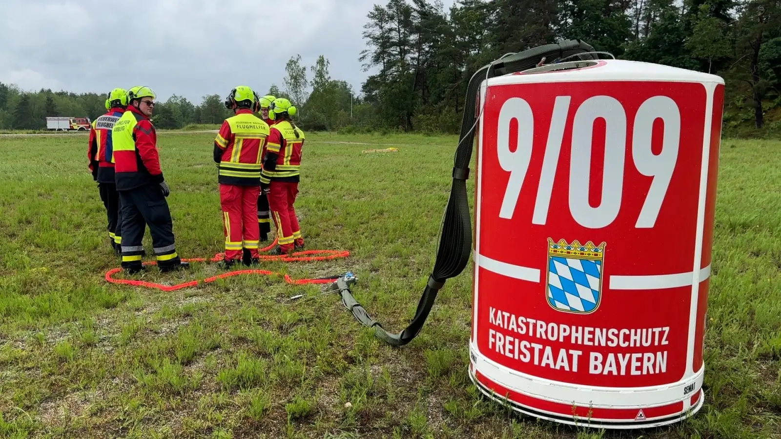 Der „Semat”, der Löschwasserbehälter, ist eines der wichtigsten Einsatzmittel der Flughelfer: Eine Art riesiger „Eimer”, der unten an einen Hubschrauber gehängt wird und dann im Flug in einem Weiher mit Wasser befüllt werden kann, um damit zum Beispiel Waldbrände zu bekämpfen. (Archivbild: Heike Unger)