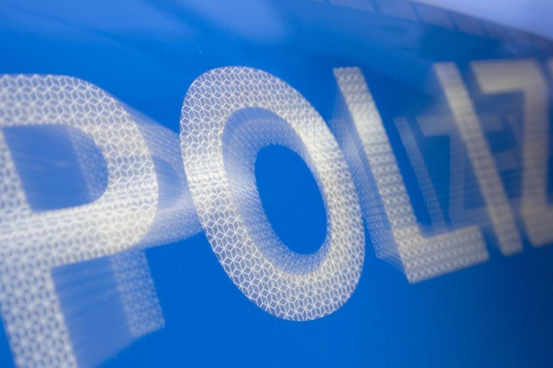 Ein 44-jähriger Mann attackiert eine 18-Jährige in einer Diskothek in Schwandorf. Die Polizei greift ein. (Symbolbild: Marijan Murat/dpa)