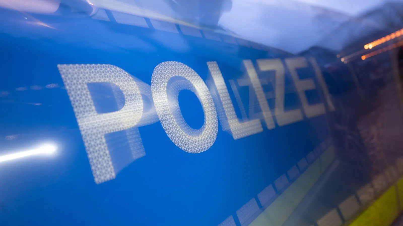 Die Polizei erwischte in der Nacht auf Dienstag einen Autofahrer mit Alkohol am Steuer.  (Symbolbild: Marijan Murat/dpa)