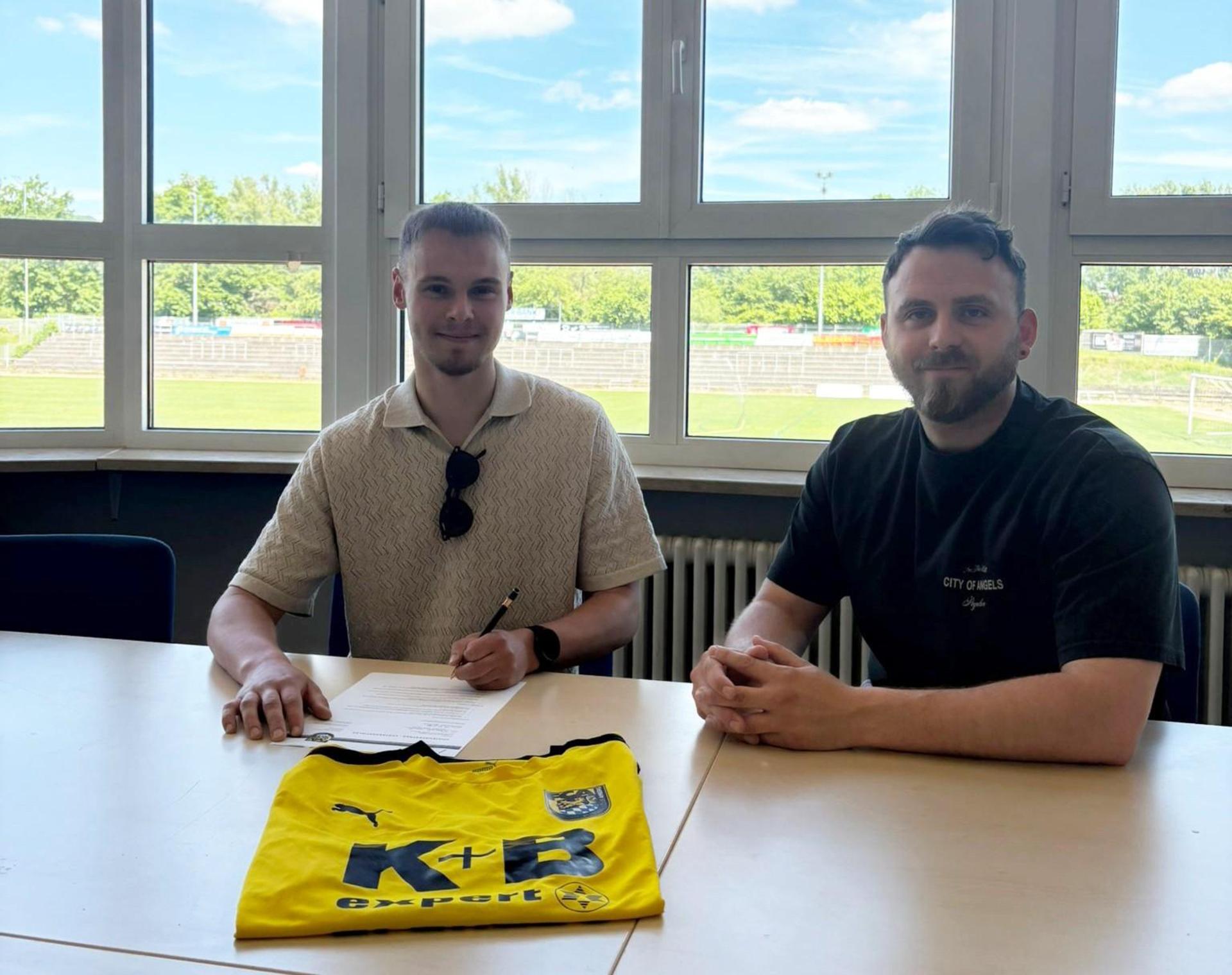 Noch ein Neuer beim FC Amberg: Dominik Späth (links) mit Abteilungsleiter Roman Reinhardt. (Bild: Matthias Reuß/FC Amberg)