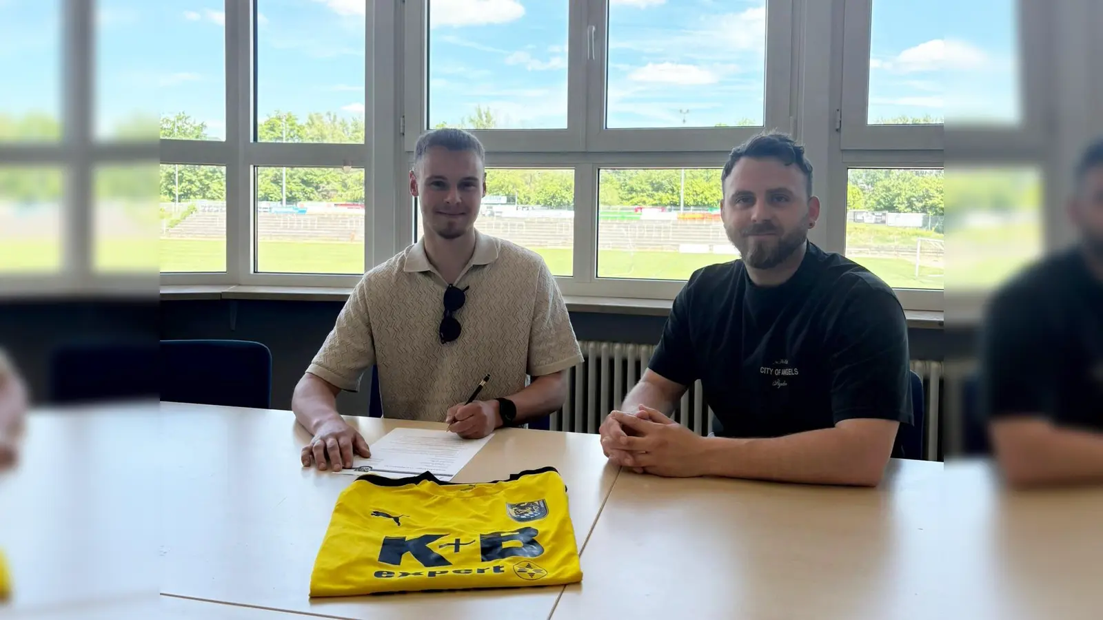 Noch ein Neuer beim FC Amberg: Dominik Späth (links) mit Abteilungsleiter Roman Reinhardt. (Bild: Matthias Reuß/FC Amberg)