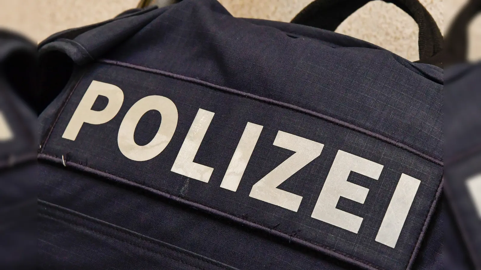Nach einem Unfall mit einem 73-jährigen Fußgänger in Sulzbach-Rosenberg sucht die Polizei zwei wichtige Zeugen. (Symbolbild: Petra Hartl)