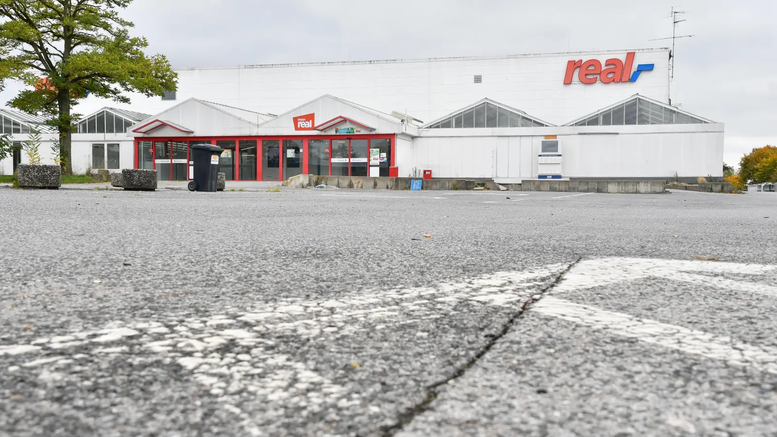 Ehemaliger real Markt in Amberg. Hier wurde jetzt eingebrochen.  (Bild: Petra Hartl)