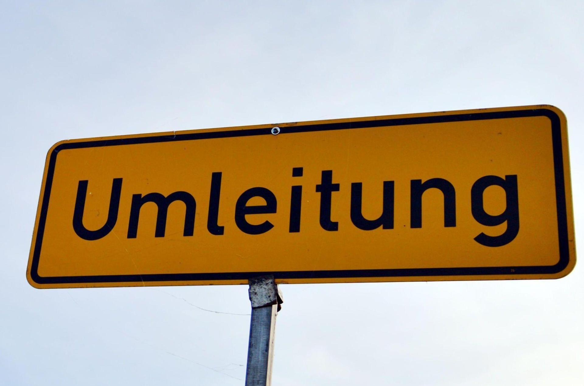 Die Industriestraße in Sulzbach-Rosenberg ist gesperrt und sollte großräumig umfahren werden. (Symbolbild: Marc Tirl/dpa)