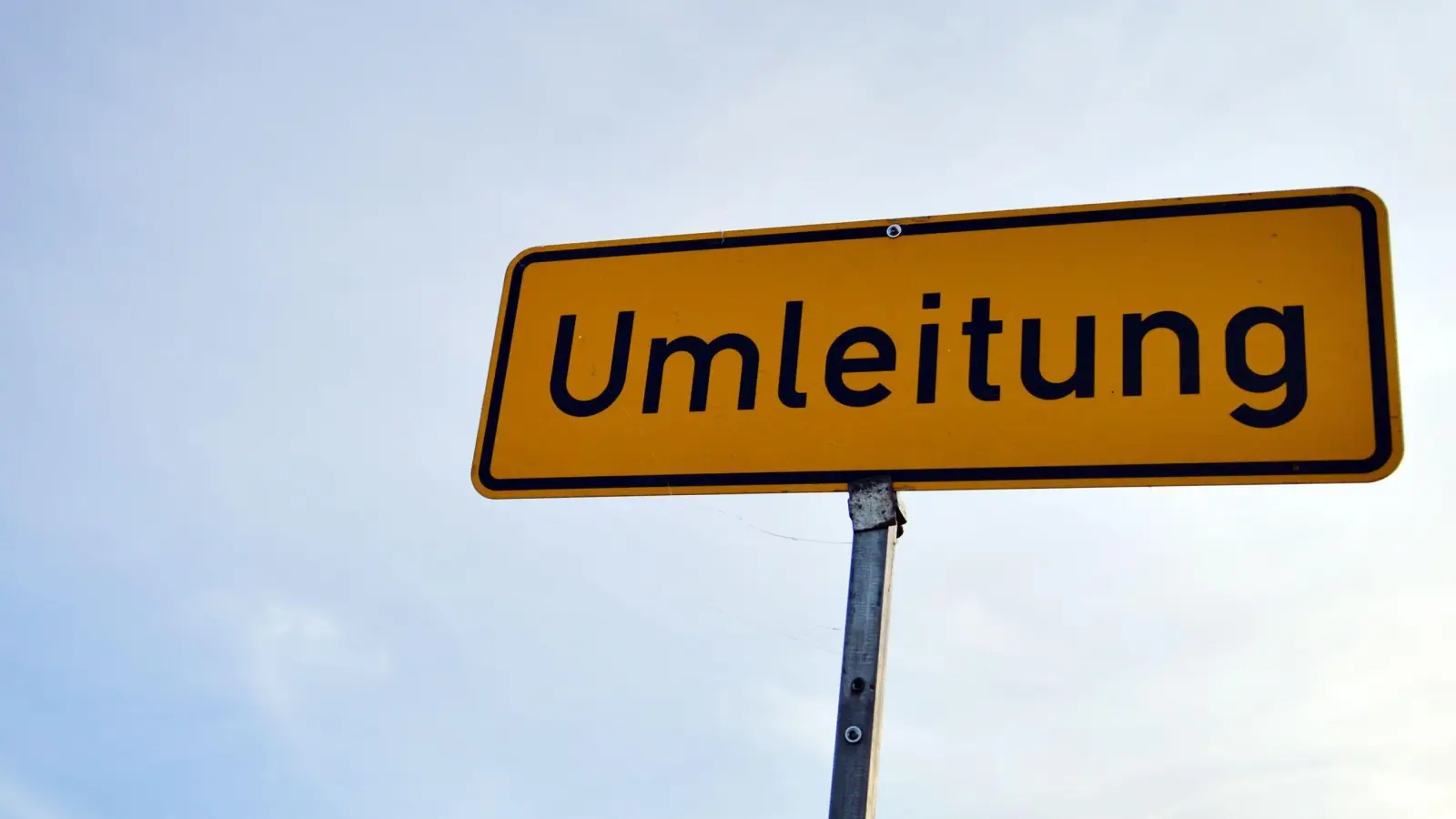 Die Glückaufstraße in Sulzbach-Rosenberg wird wegen einer Störungsbeseitigung für Vodafone voll gesperrt. (Symbolbild: Marc Tirl/dpa)