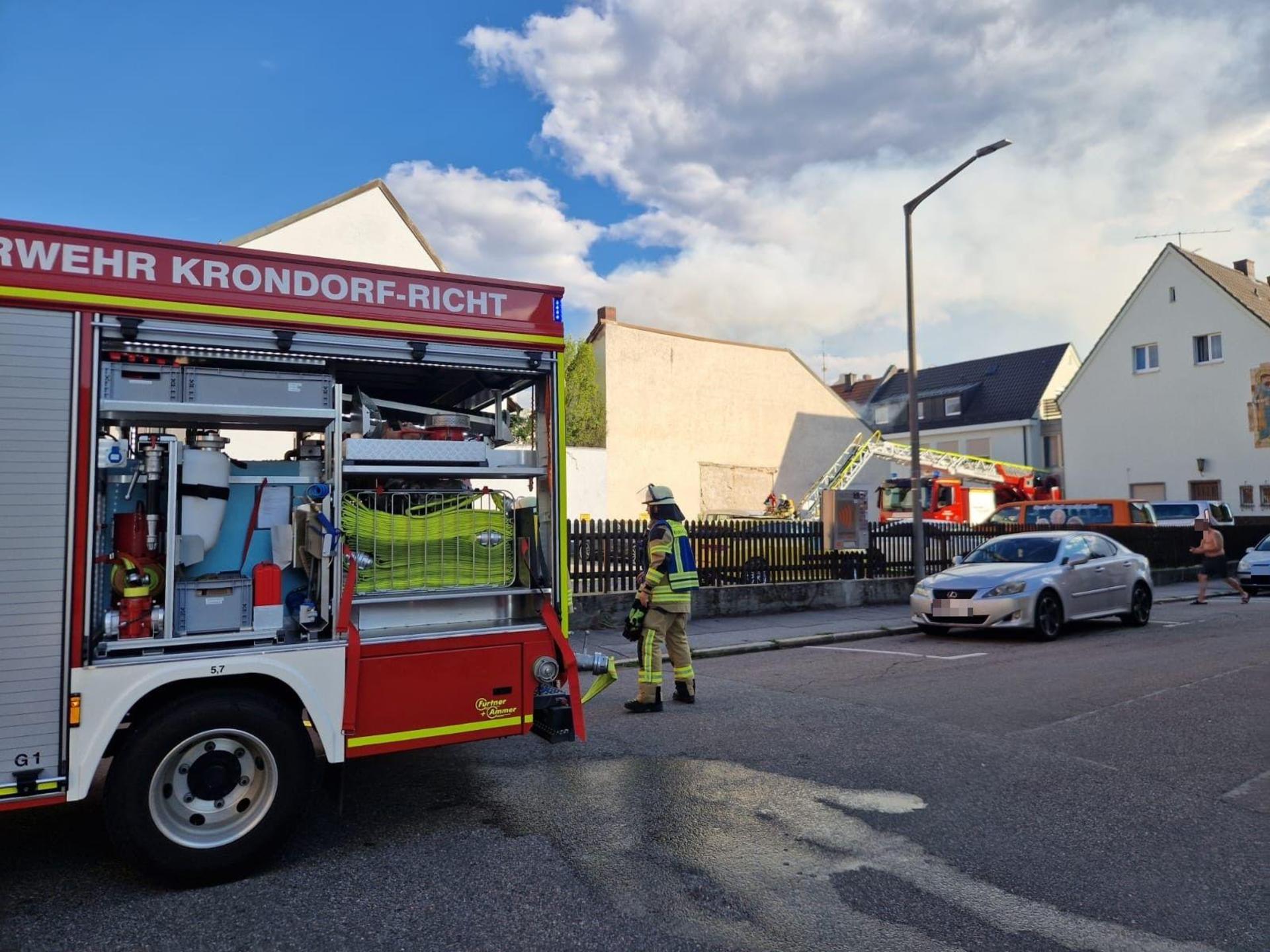 In der Schwandorfer Innenstadt steht ein Hinterhaus in Flammen. Das Feuer griff bereits auf ein weiteres Gebäude über. Die Feuerwehr ist weiterhin im Einsatz. (Bild: Thomas Dobler)