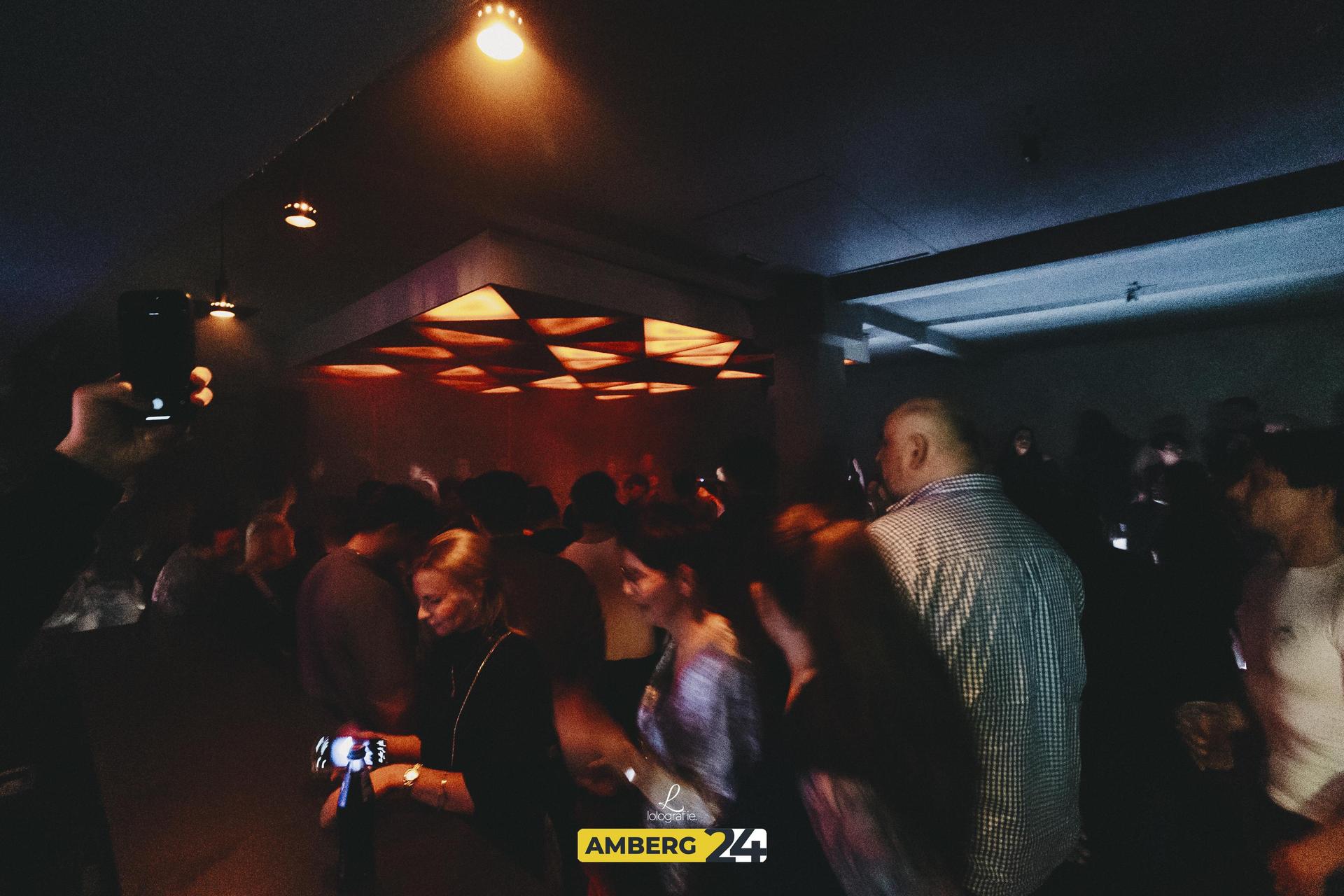 Frau Fenk im Trio.  (Bild: Lolografie)