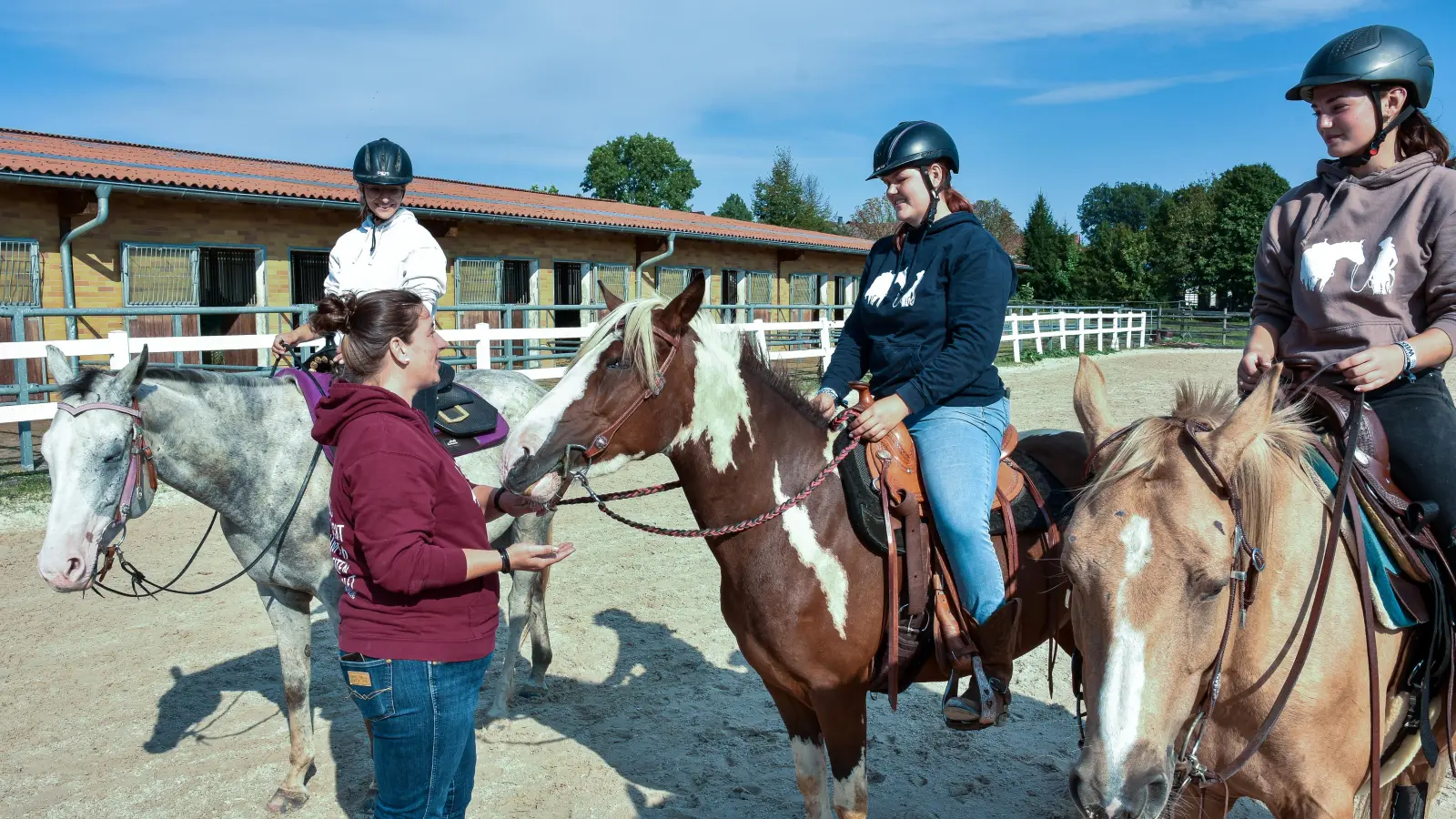Von Frauenricht zog die Reitschule „Katschmandu Westernriding” auf den Pferdehof Thansüß. Katharina Schmitz (stehend) im Gespräch mit ihren Assistentinnen. (Bild: Stephan Huber)