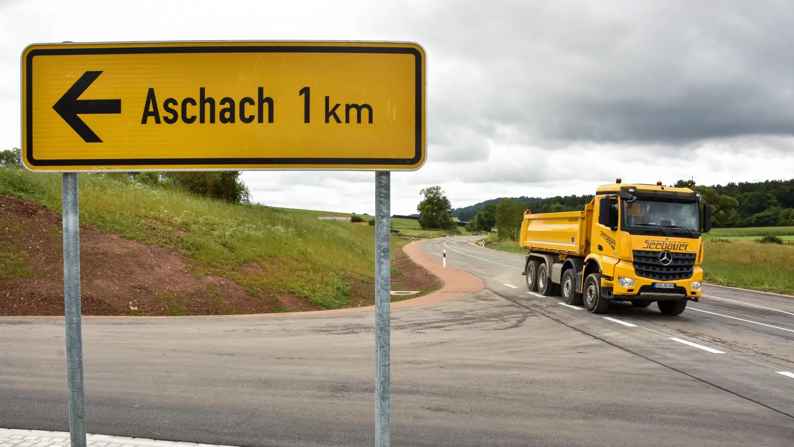 Seit Mitte März ist die Kreisstraße AS 30 zwischen Aschach und dem Industriegebiet Amberg-Nord gesperrt. Im Zuge des Umbaus wurden auch ein Unfallschwerpunkt, die Abzweigung nach Aschach, entschärft.  (Bild: Stephan Huber)