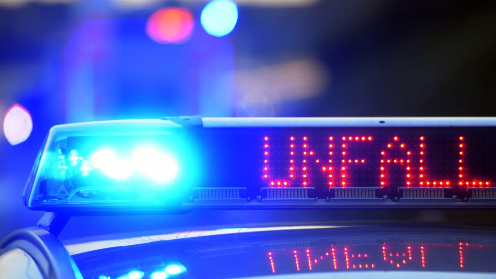 Sechs teils Schwerverletzte gab es am Sonntag bei einem Verkehrsunfall auf der B299 bei Mitterteich. Eine Frau befindet sich mittlerweile nicht mehr in akuter Lebensgefahr. (Symbolbild: Stefan Puchner/dpa)