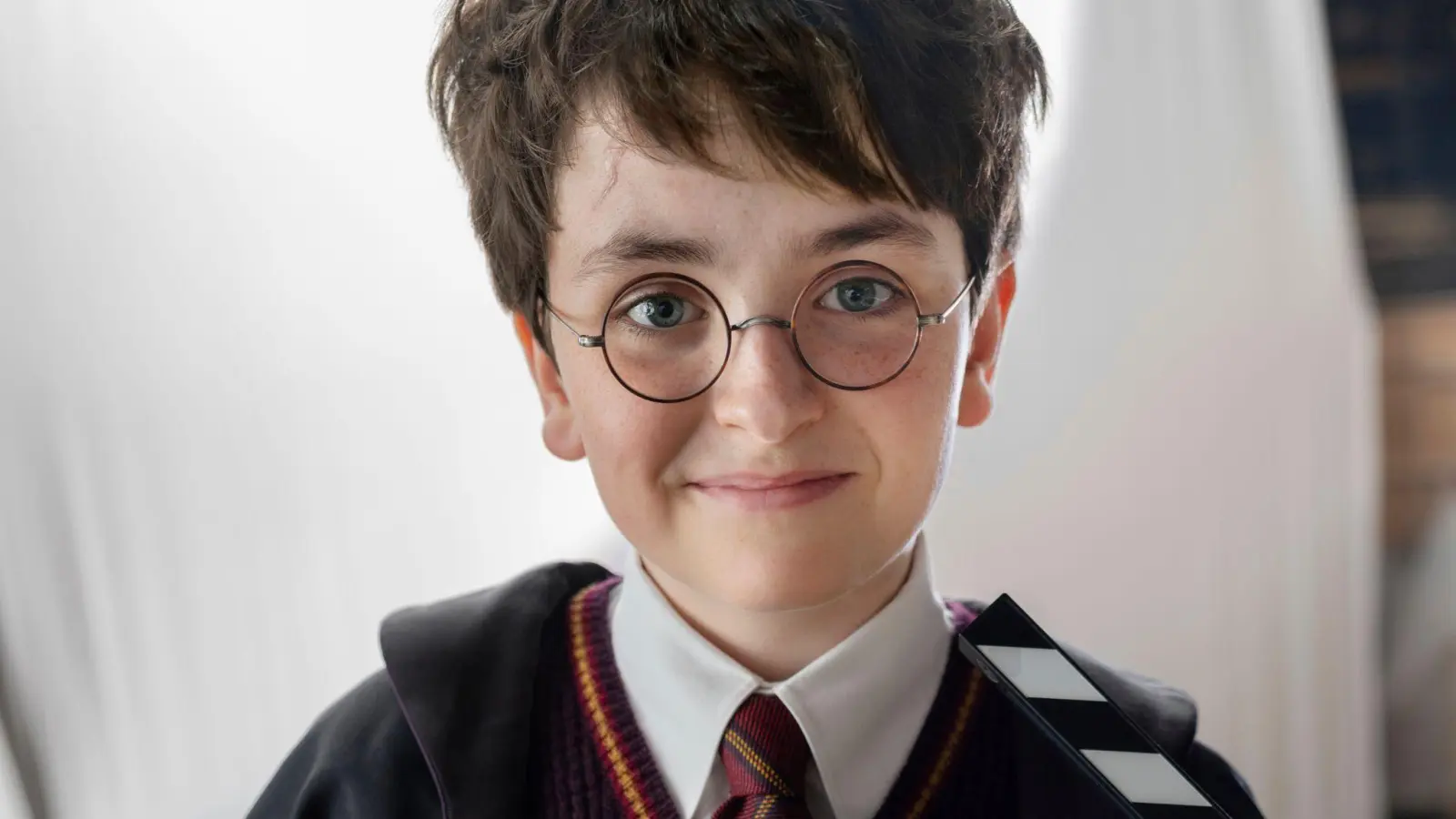 Dominic McLaughlin spielt Harry Potter. (Bild: Aidan Monaghan/HBO via AP/dpa)