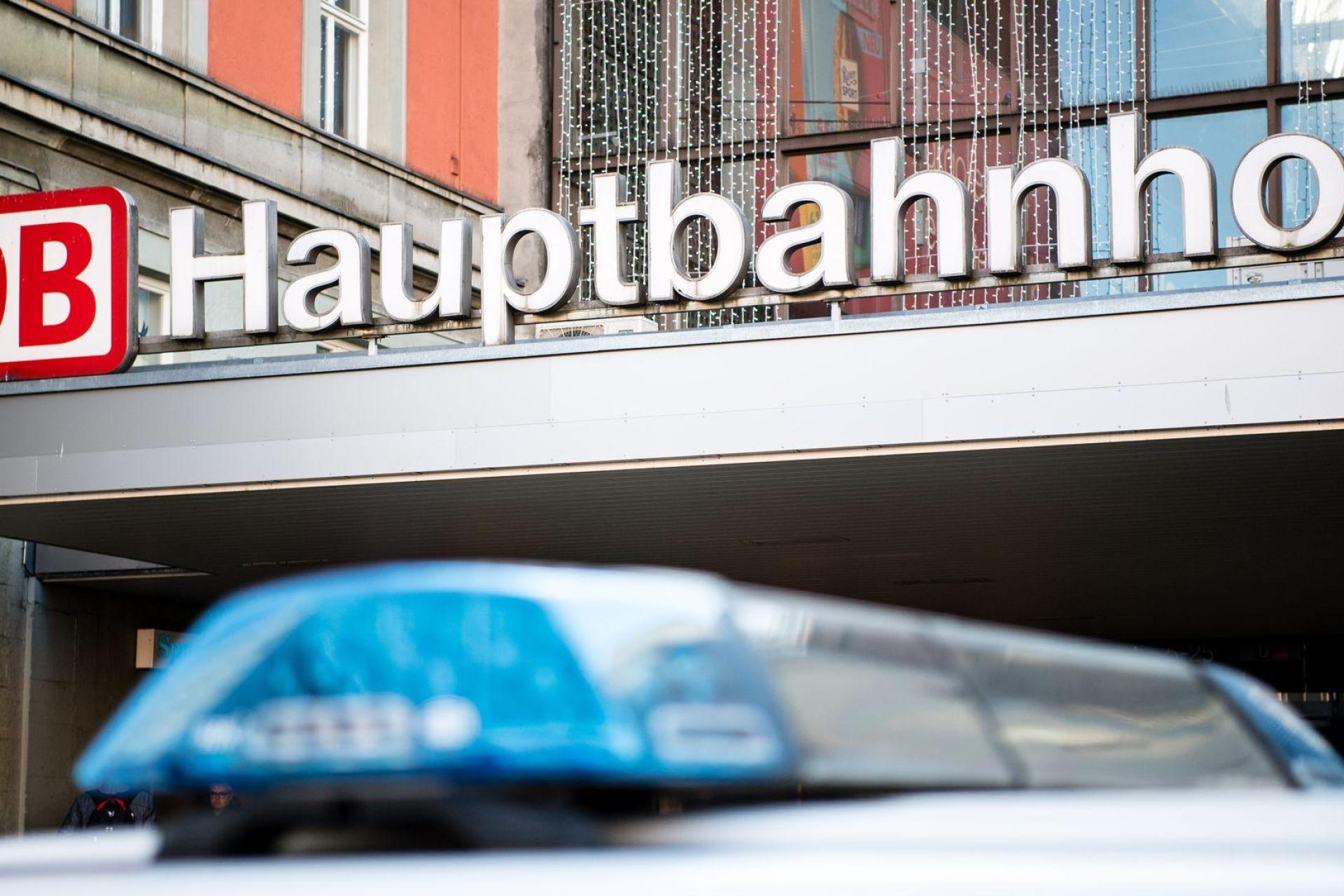 Im Rausch zerstört der Mann die Eingangstür der ehemaligen Wache am Hauptbahnhof. (Symbolbild) (Bild: Matthias Balk/dpa)
