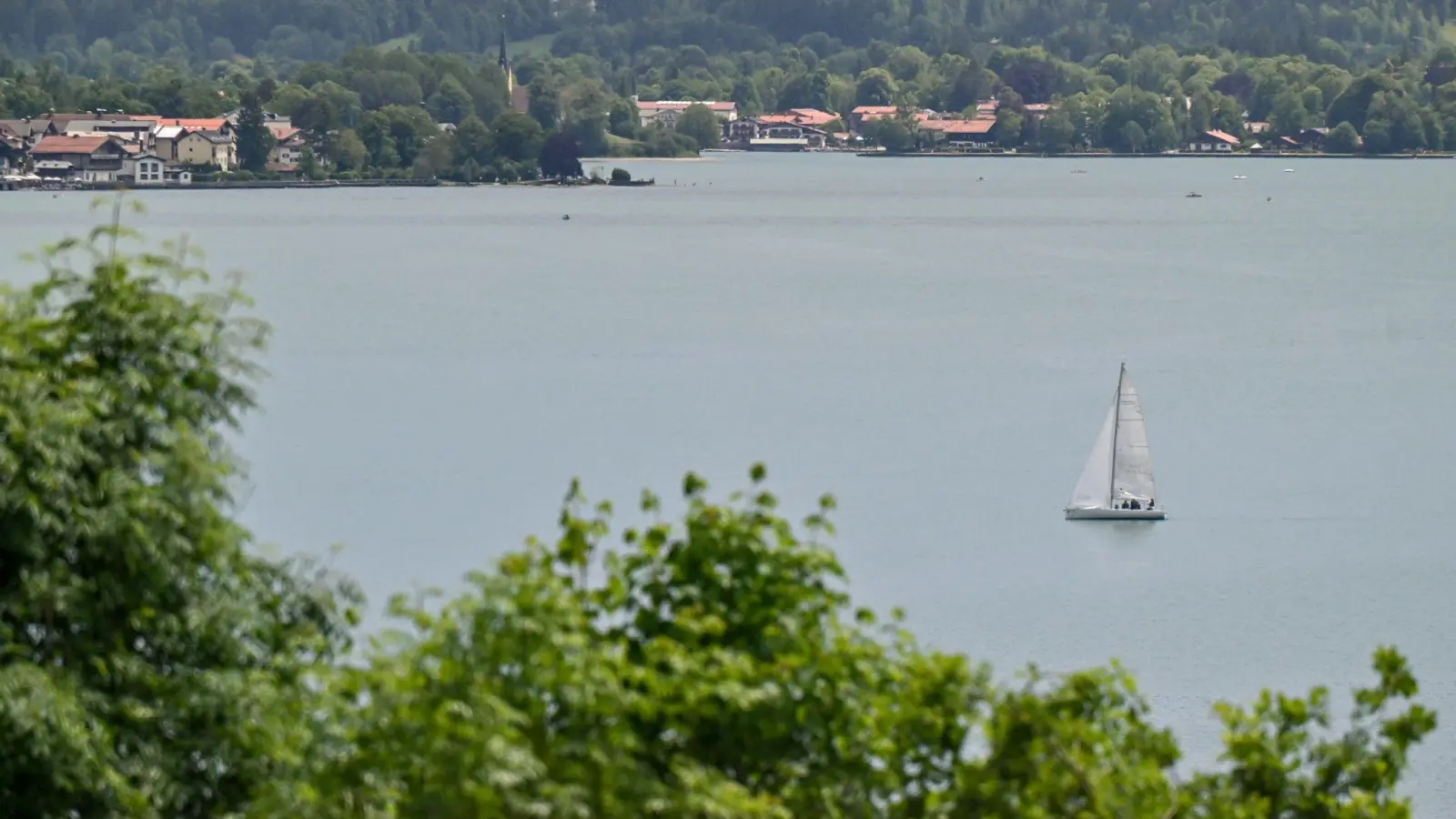 Rettungskräfte konnten den Mann nur noch tot aus dem Tegernsee bergen. (Symbolbild) (Bild: Peter Kneffel/dpa)
