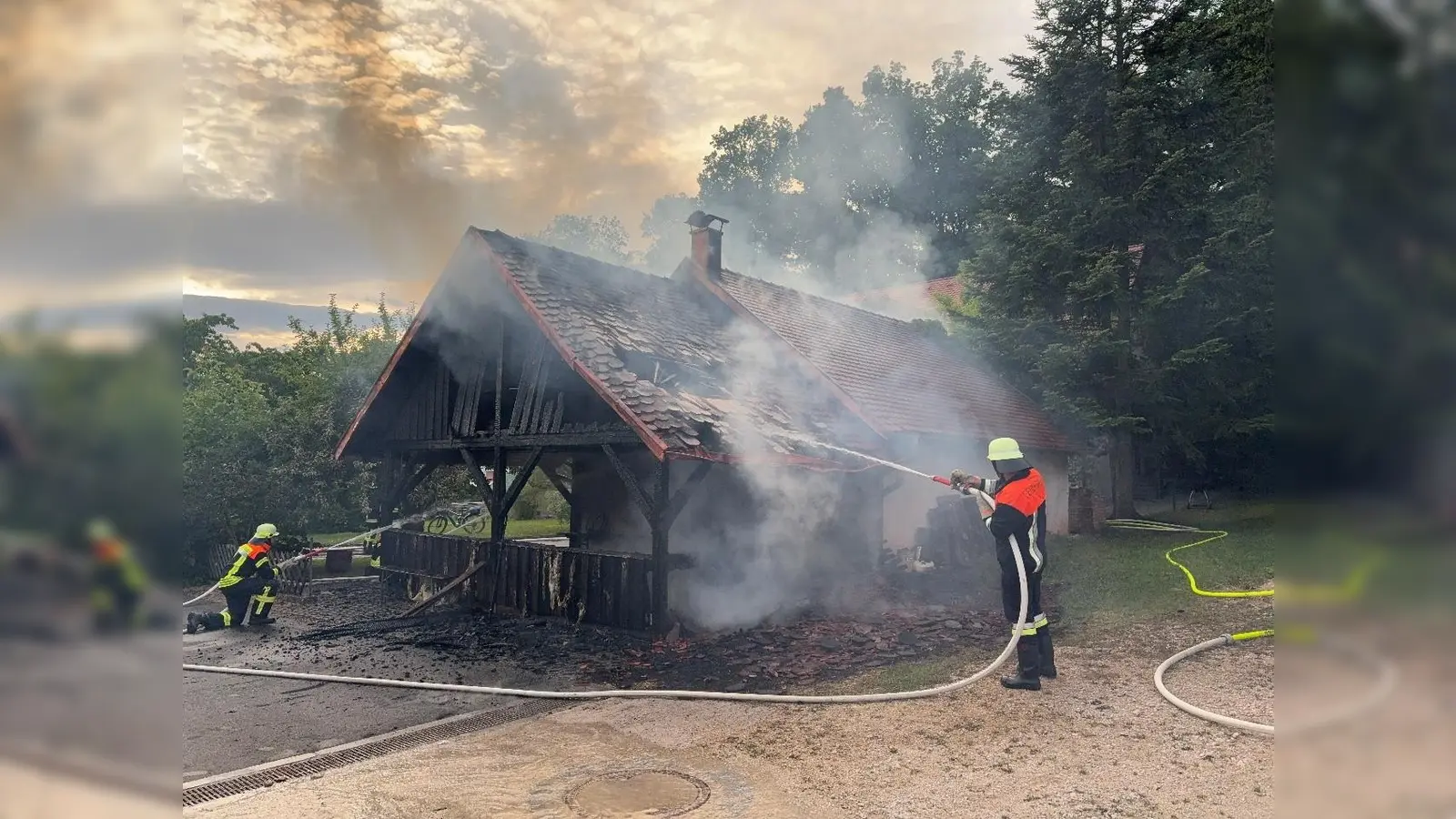 Ein defekter E-Bike-Akku hat einen Brand in einer Doppelgarage mit angrenzendem Holzanbau in Mimbach ausgelöst. Die Feuerwehren verhinderten Schlimmeres.  (Bild: Polizeiinspektion Sulzbach-Rosenberg)