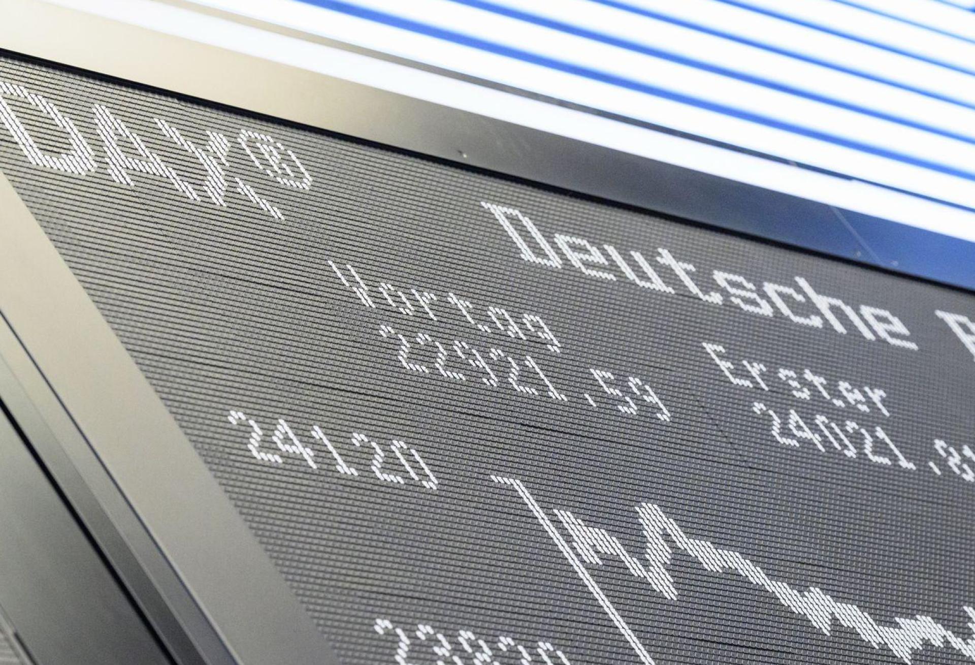 Viele Menschen legen Geld an der Börse an, besonders beliebt: börsengehandelte Indexfonds, sogenannte ETFs. (Symbolbild: Hannes P Albert/dpa)