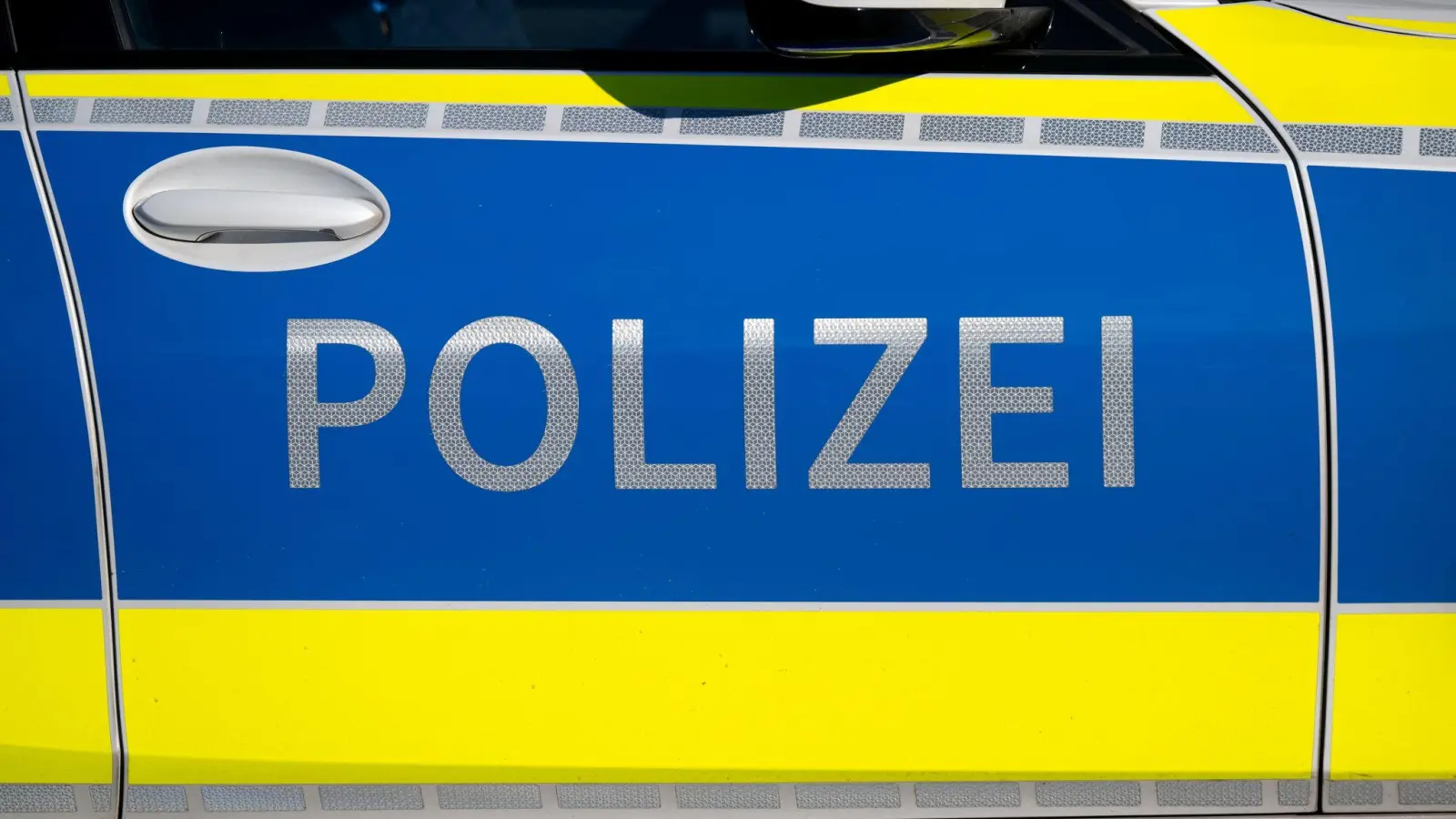Die Polizei ermittelt gerade, weil in Kümmersbruck am Friedhof eine Blumenschale gestohlen worden ist.  (Bild: Sven Hoppe/dpa)