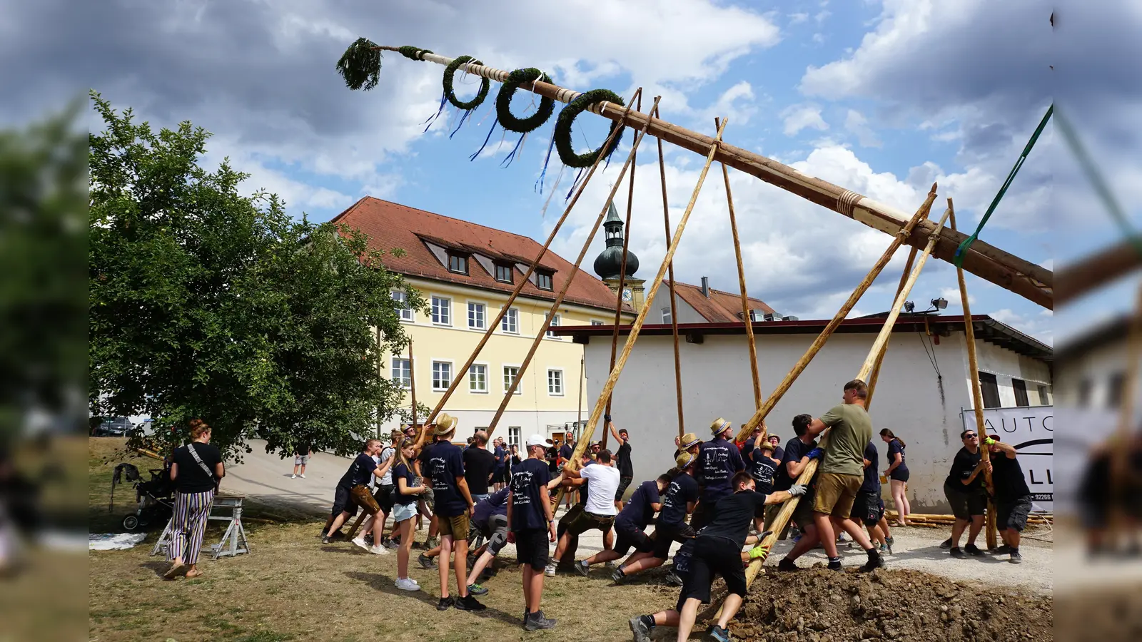 Mit ihren „Goaßn” stemmen die Kirwaburschn und Helfer den Kirwabaum in die Höhe. (Archivbild: tra)