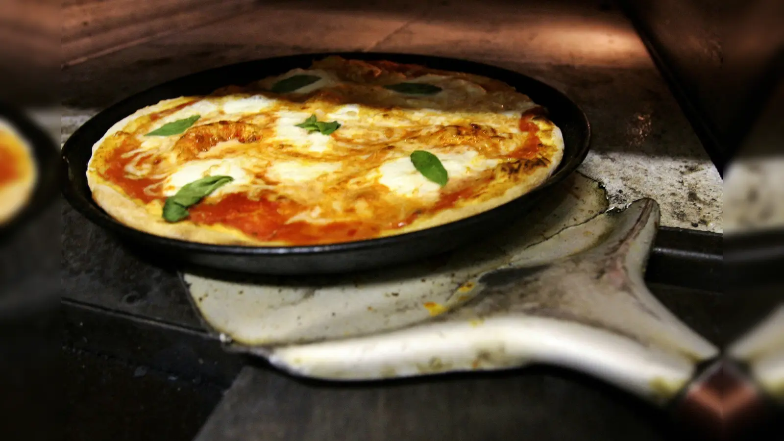 Ein Mann und vier Jugendliche haben in einer Pizzeria in Amberg Pizza für mehr als 90 Euro gegessen und nicht bezahlt. (Symbolbild: Arno Burgi)