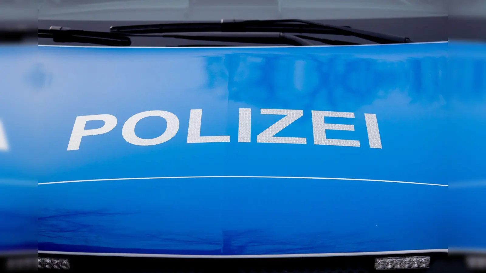 Wegen einer Vorfahrtsverletzung kollidieren in Schnaittenbach zwei Autos. (Symbolbild: Christoph Soeder/dpa/Symbolbild)