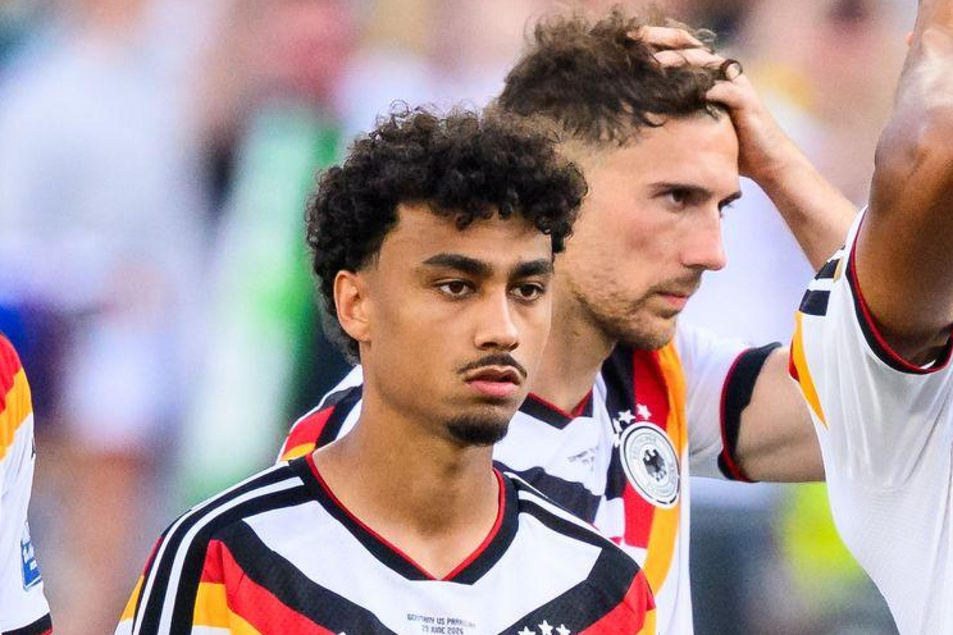 Nathaniel Brown (Nummer 18) nach dem dramatischen WM-Aus der DFB-Elf im Elfmeterschießen gegen Paraguay. Jetzt melde sich der Kümmersbrucker via Instagram zu Wort. (Bild: Tom Weller/dpa)