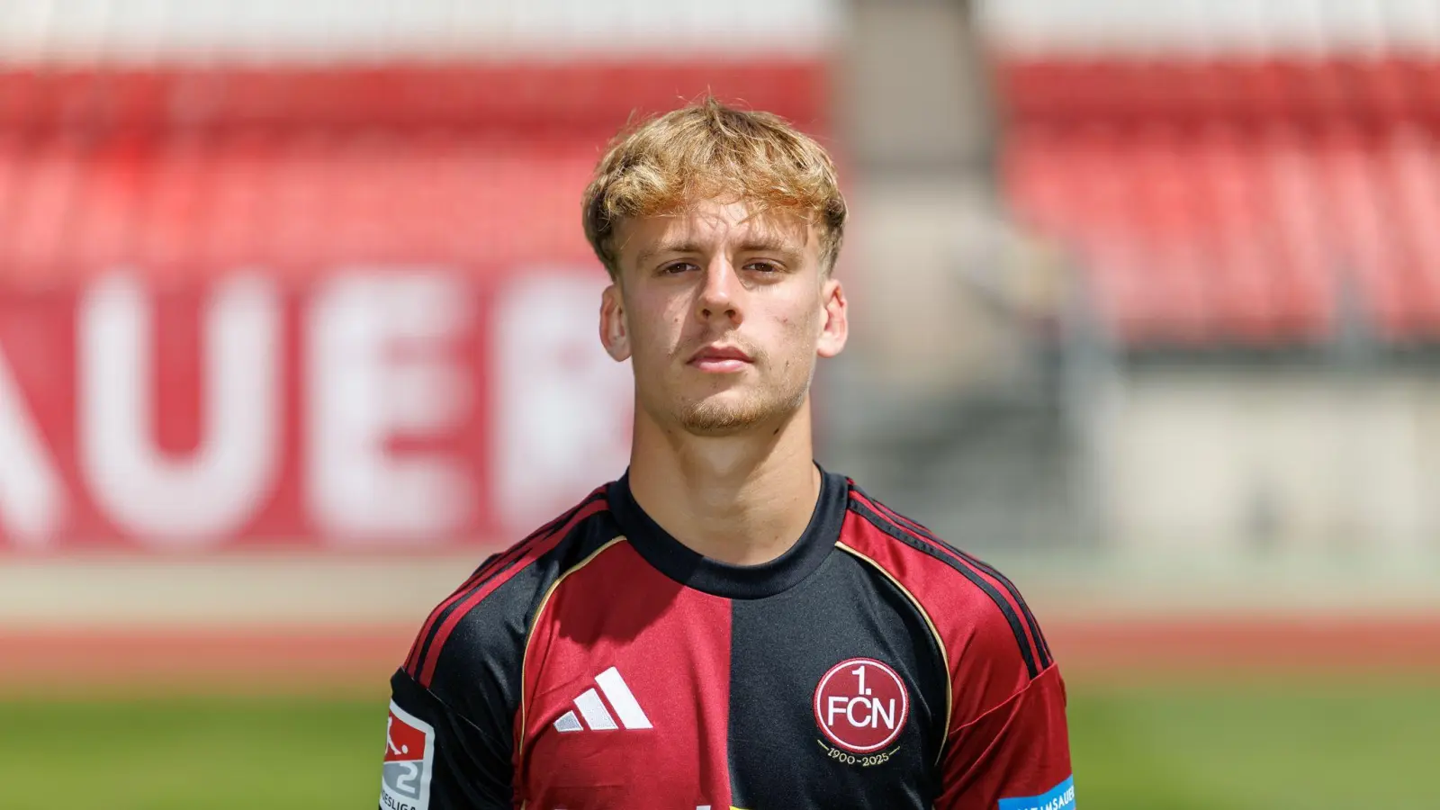 Tim Janisch wurde in der vergangenen Saison in die erste Mannschaft des 1. FC Nürnberg befördert, heute ist er Stammspieler. (Bild: Daniel Karmann/dpa)