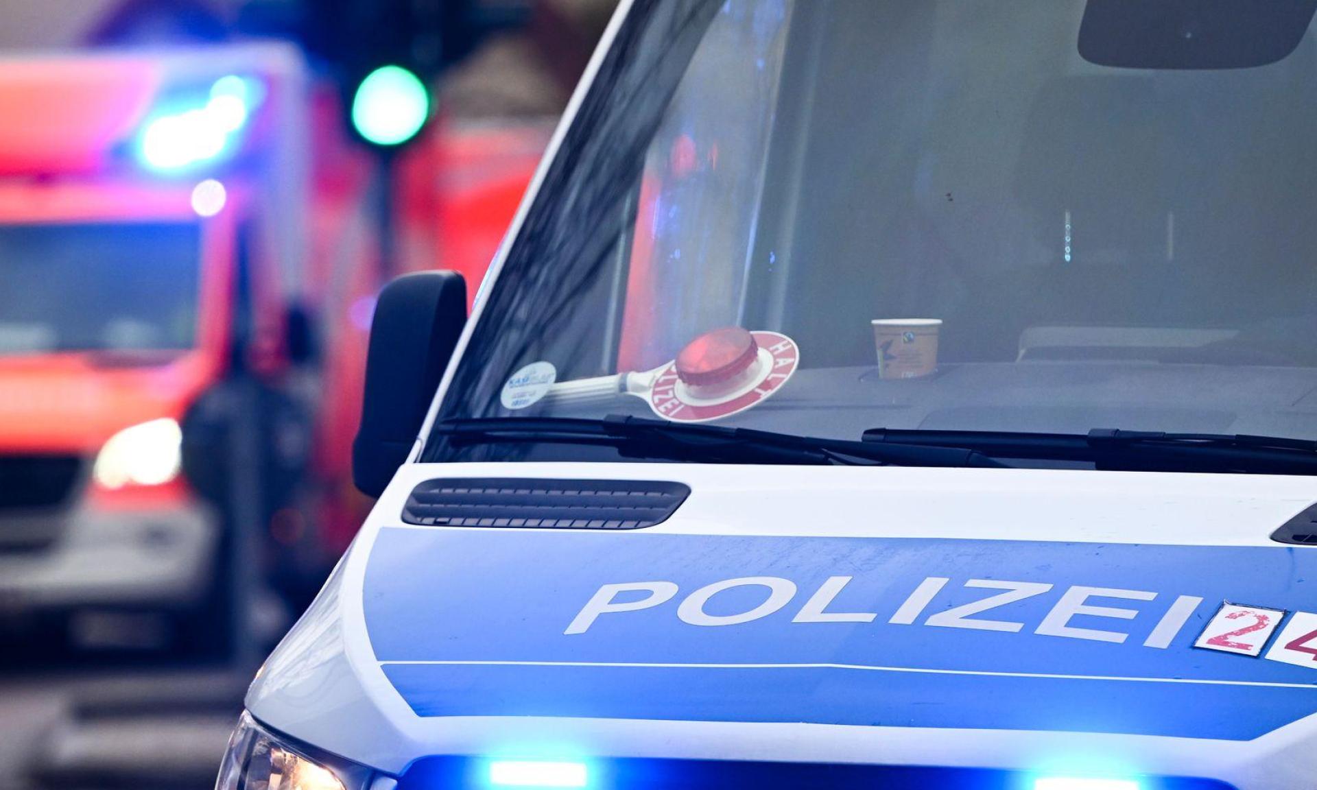 Die Polizei ermittelt nun, wie es zu dem Unfall kommen konnte. (Symbolbild: Jens Kalaene/dpa)