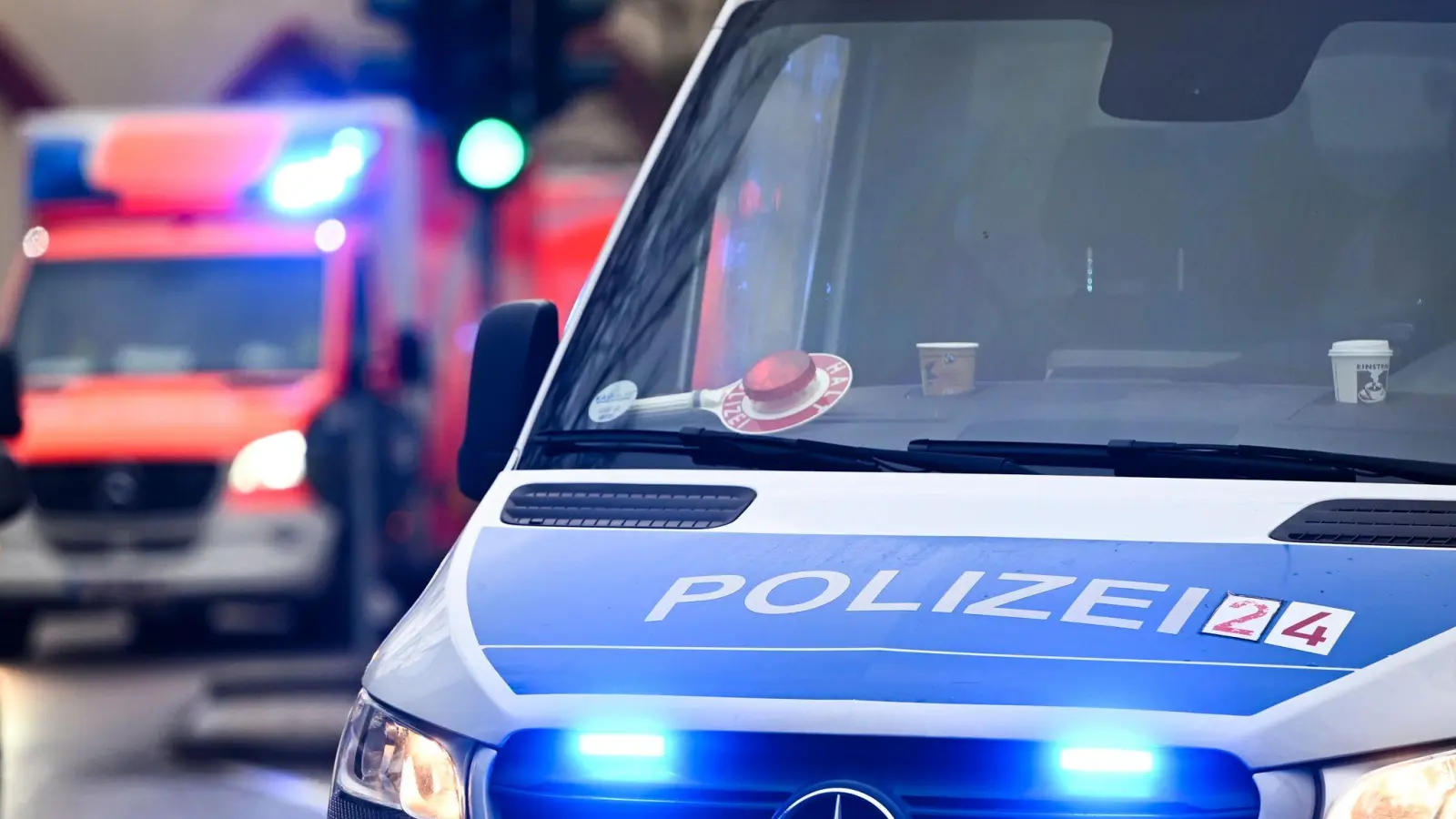 Die Polizei ermittelt nun, wie es zu dem Unfall kommen konnte. (Symbolbild: Jens Kalaene/dpa)