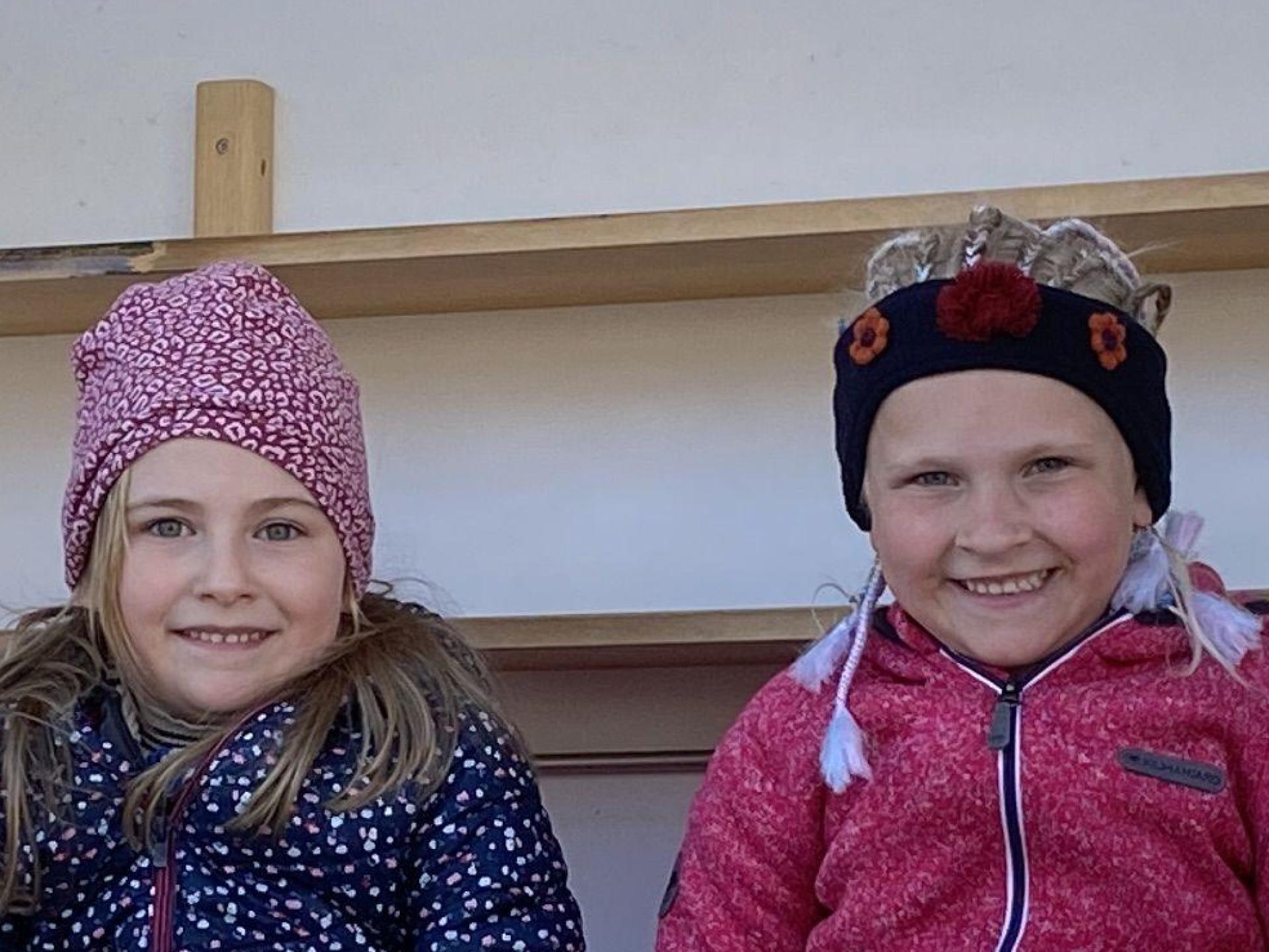 Frieda (5, rechts) freut sich über den Verschenkeschrank „Freu Dich Frieda” in Freudenberg. Zusammen mit ihrer Freundin Nele (auch 5 Jahre alt) hat sie den Kasten schon mal in Beschlag genommen. (Bild: gri)