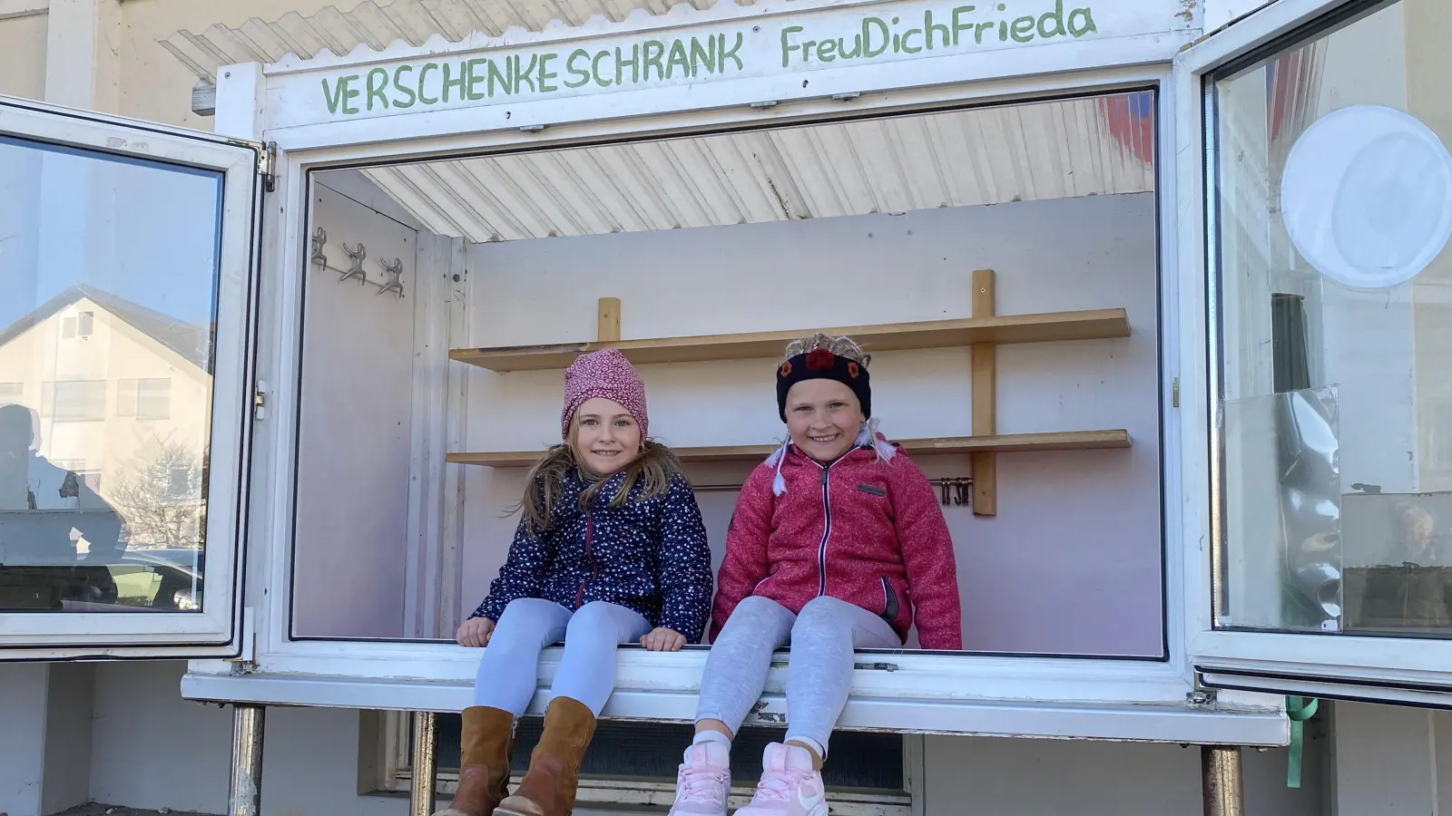 Frieda (5, rechts) freut sich über den Verschenkeschrank „Freu Dich Frieda” in Freudenberg. Zusammen mit ihrer Freundin Nele (auch 5 Jahre alt) hat sie den Kasten schon mal in Beschlag genommen. (Bild: gri)