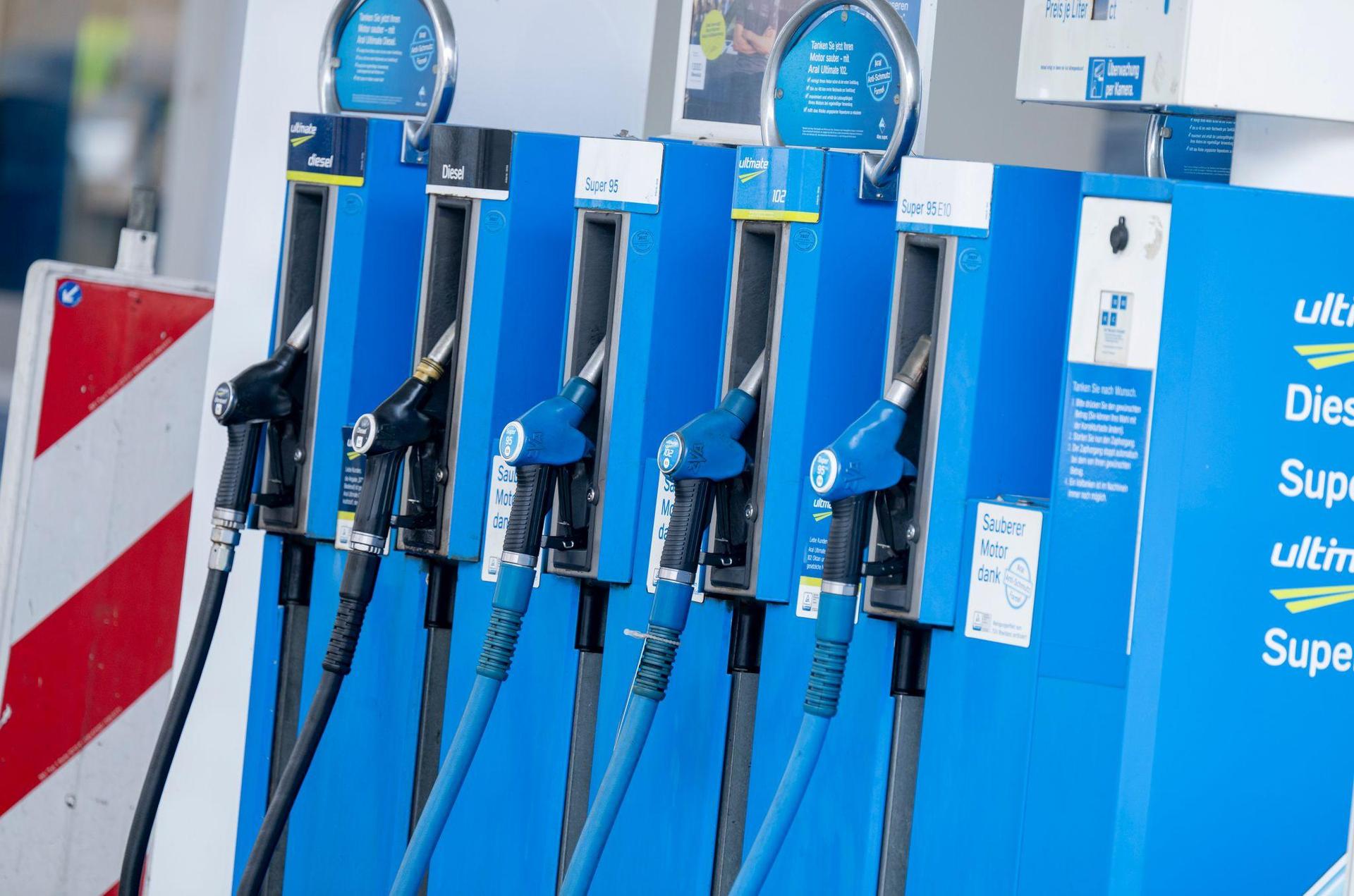 Tanken soll vorübergehend billiger werden. (Symbolbild: Peter Kneffel/dpa)