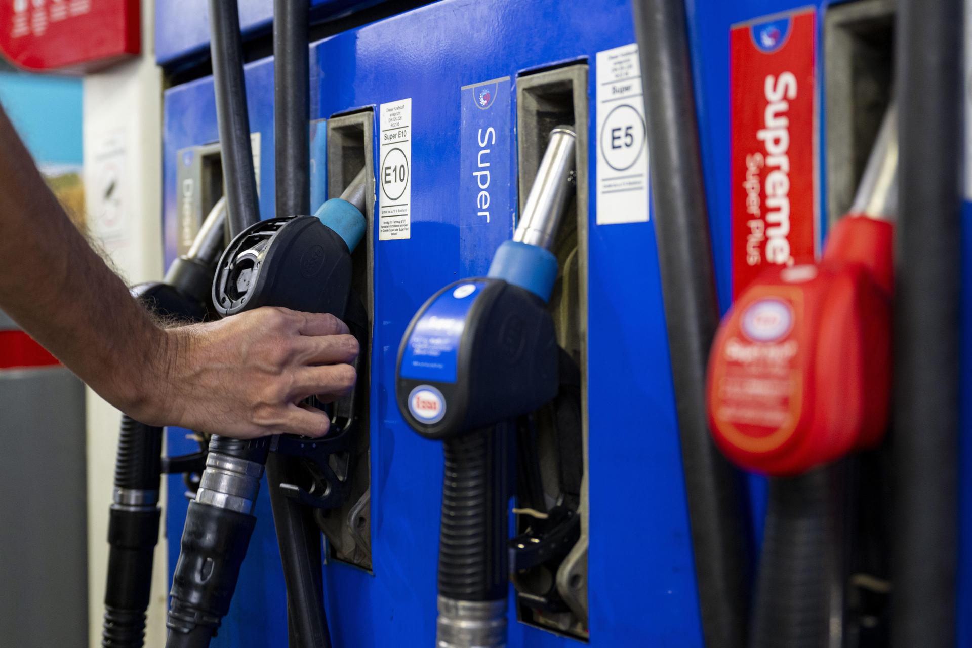 Ein 27-jähriger Fahrer hat in Sulzbach-Rosenberg eine Zapfpistole abgerissen. (Symbolbild: Lennart Preiss/dpa)