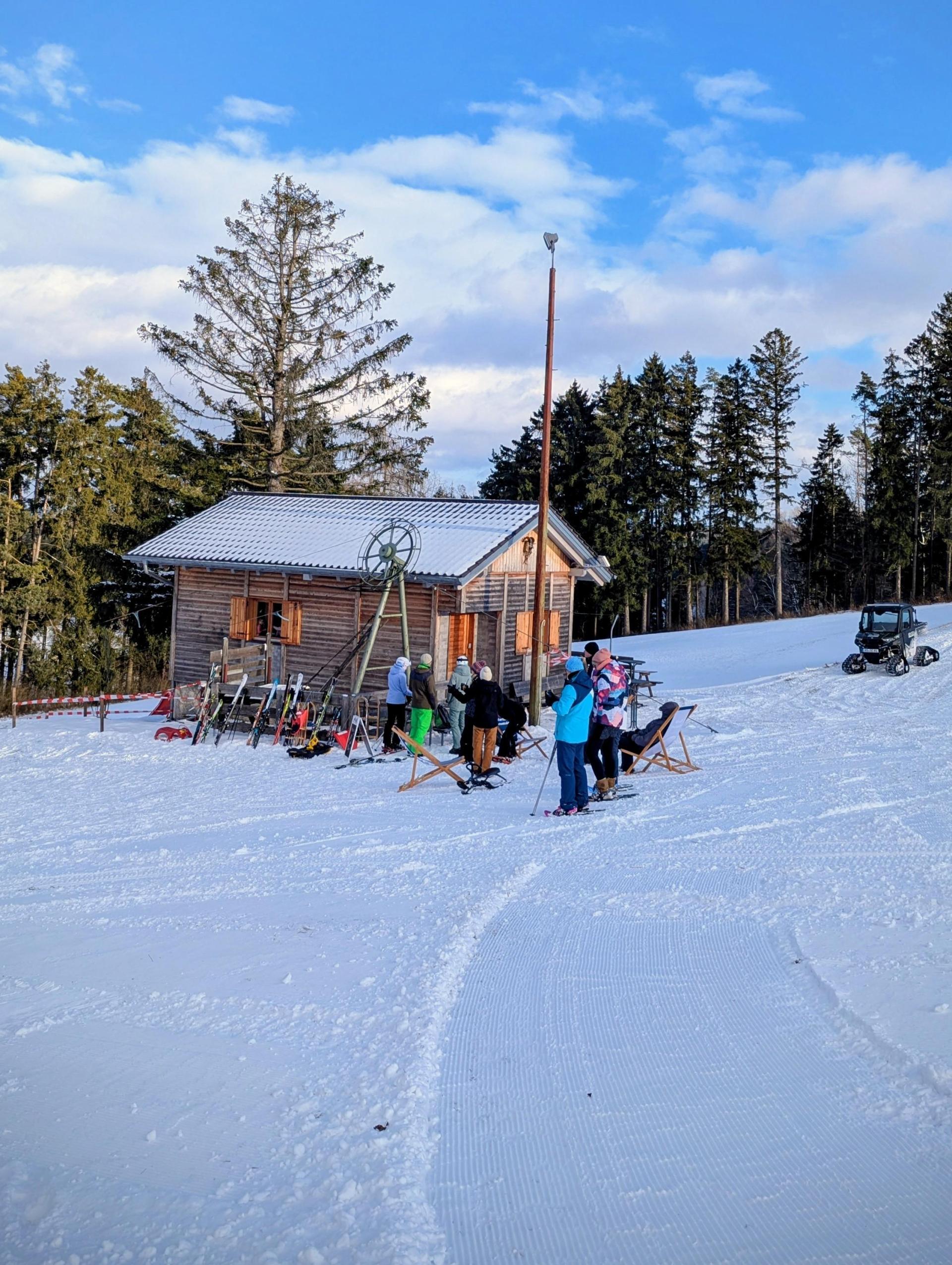 Die Wurzhütte ist sozusagen die „Berghütte” am Skilift in Unterweißenbach. (Bild: Johannes Rumpler)