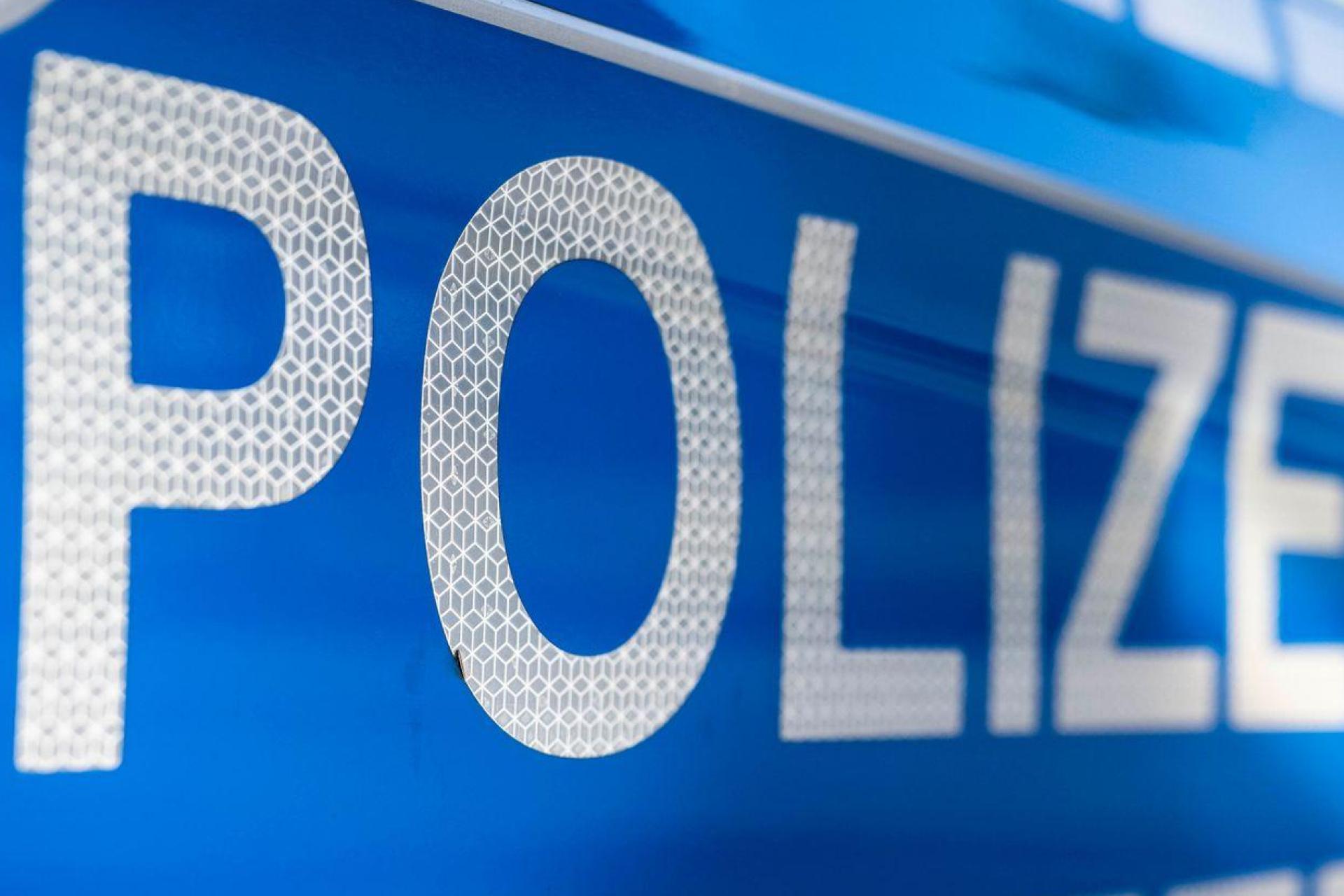 An der Tür von einem Streifenwagen steht der Schriftzug „Polizei“. In Vilshofen krachte eine Volvo-Fahrerin mit 1,42 Promille in ein parkendes Auto. (Symbolbild: David Inderlied/dpa)