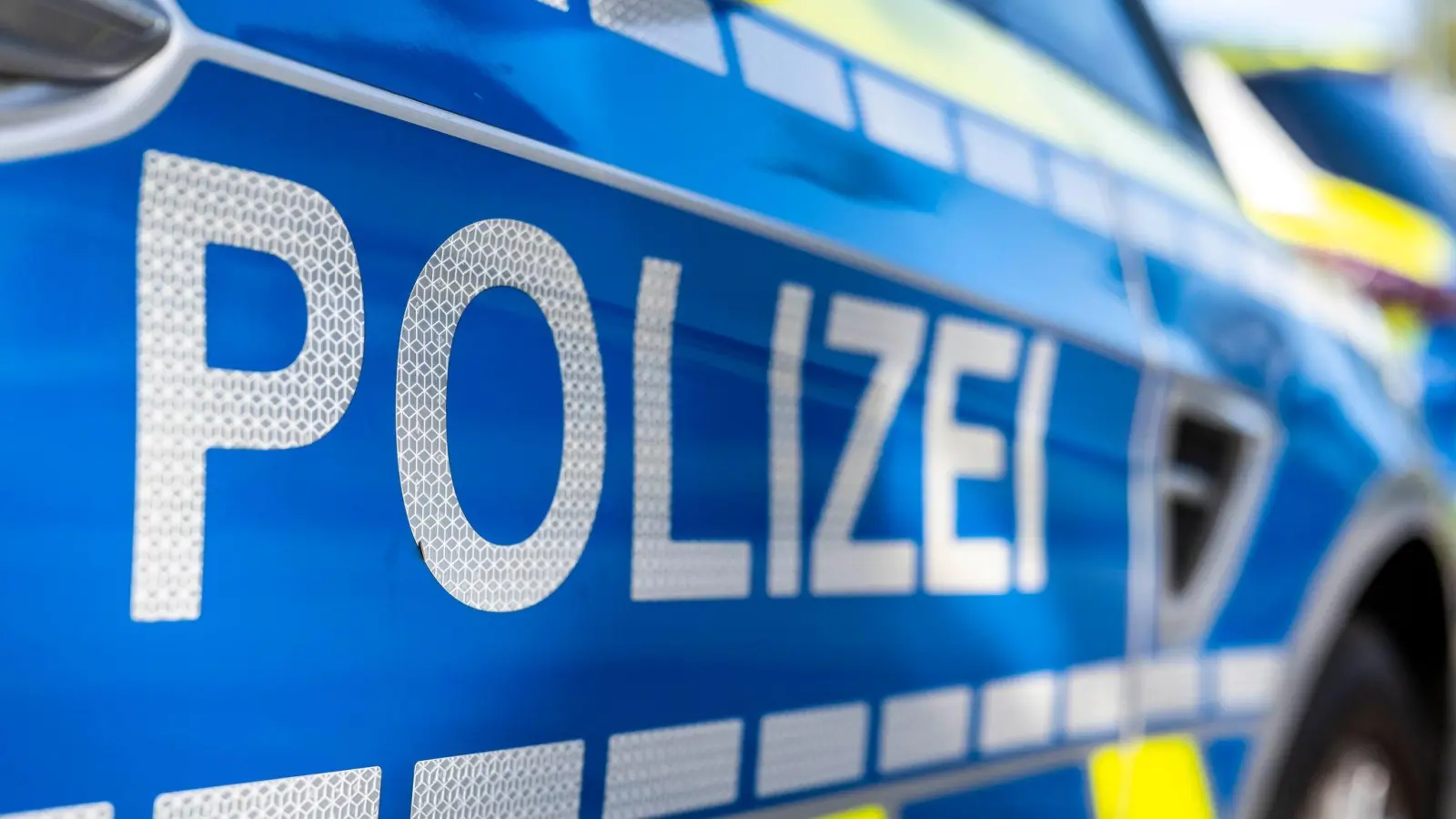 Nach dem Dieb eines niedrigen vierstelligen Euro-Betrags fahndet die Polizei in Auerbach. (Symbolbild: David Inderlied/dpa)