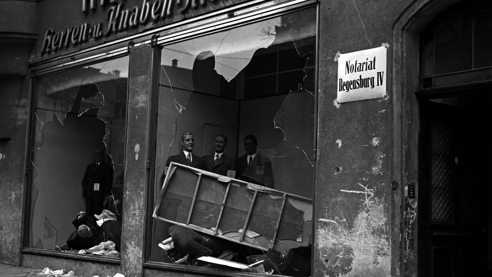 In der Nacht vom 9. auf den 10. November 1938, die später als Reichspogromnacht in die Geschichtsbücher einging, wurden auch in der Regensburger Innenstadt zahlreiche Geschäfte zerstört. (Archivbild: Stadt Regensburg, Bilddokumentation)