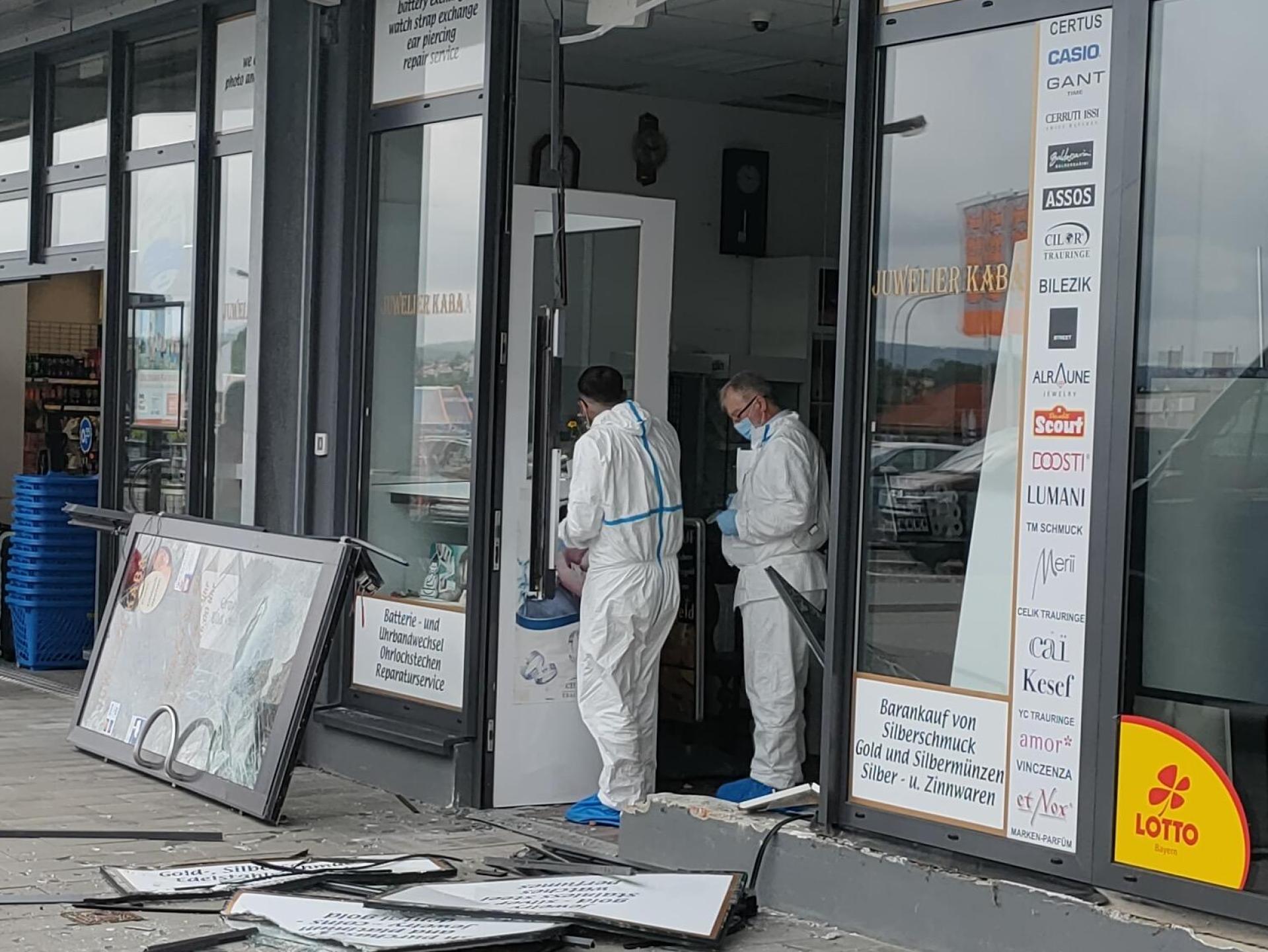 Nach dem Raubüberfall untersucht die Spurensicherung den Tatort in Pressath.  (Bild: ald)