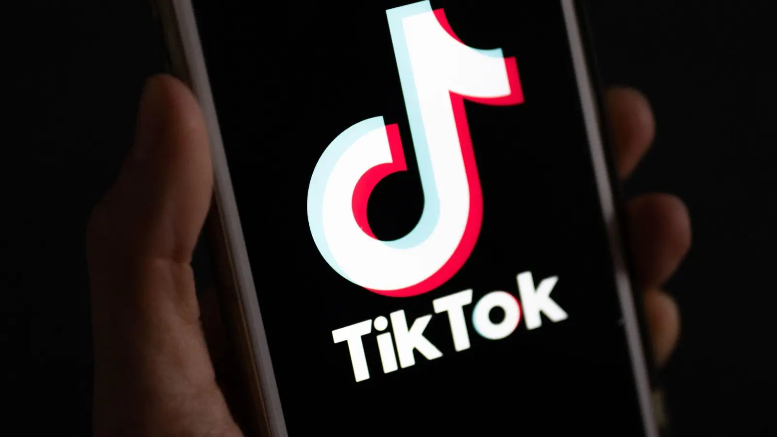 Die Plattform Tiktok hat in Deutschland viele junge Nutzerinnen und Nutzer. (Symbolbild) (Bild: Monika Skolimowska/dpa)