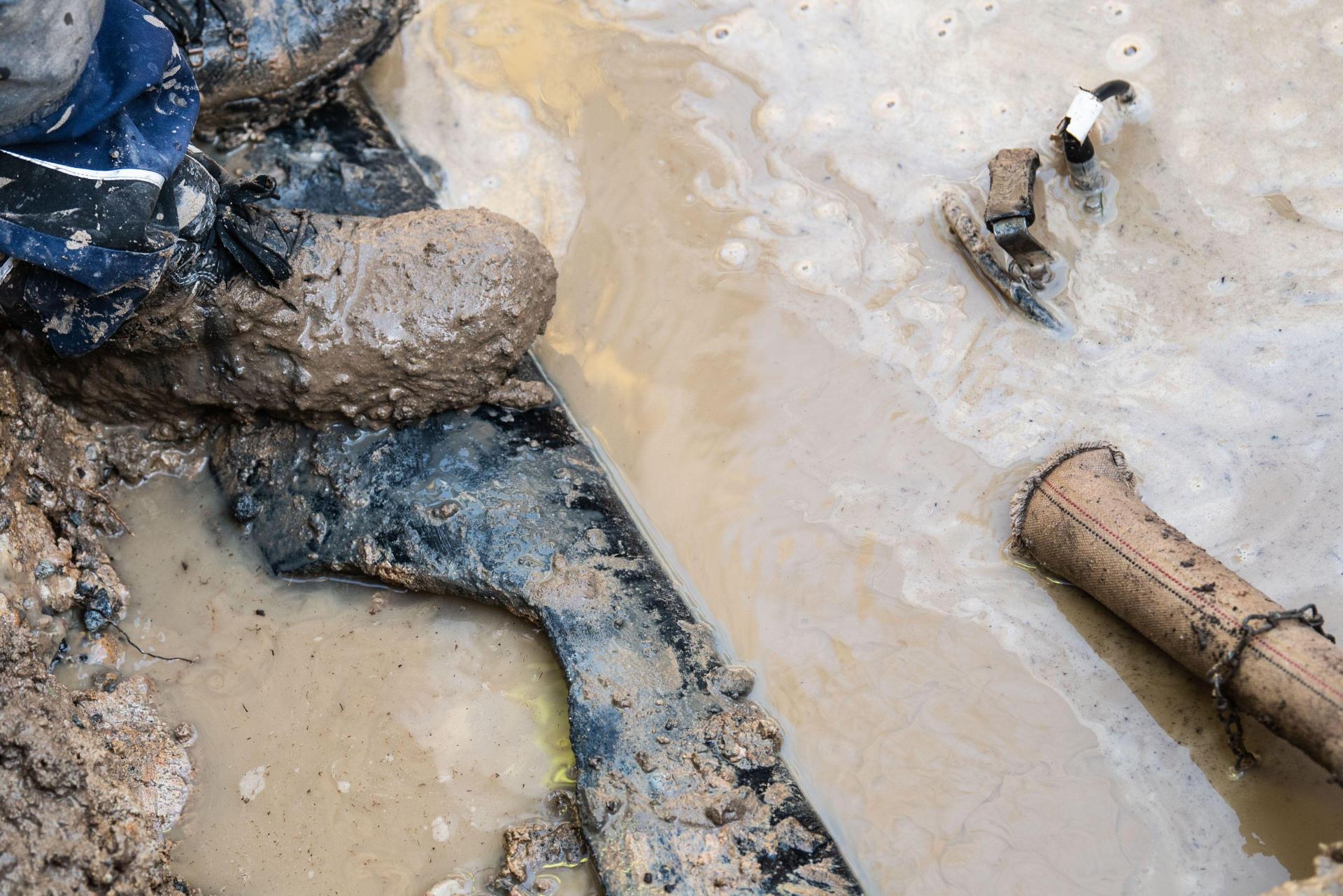 Wegen eines Wasserrohrbruchs ist die Frühlingstraße in Sulzbach-Rosenberg bis zum 15. Juni gesperrt.  (Symbolbild: Nicolas Armer/dpa)