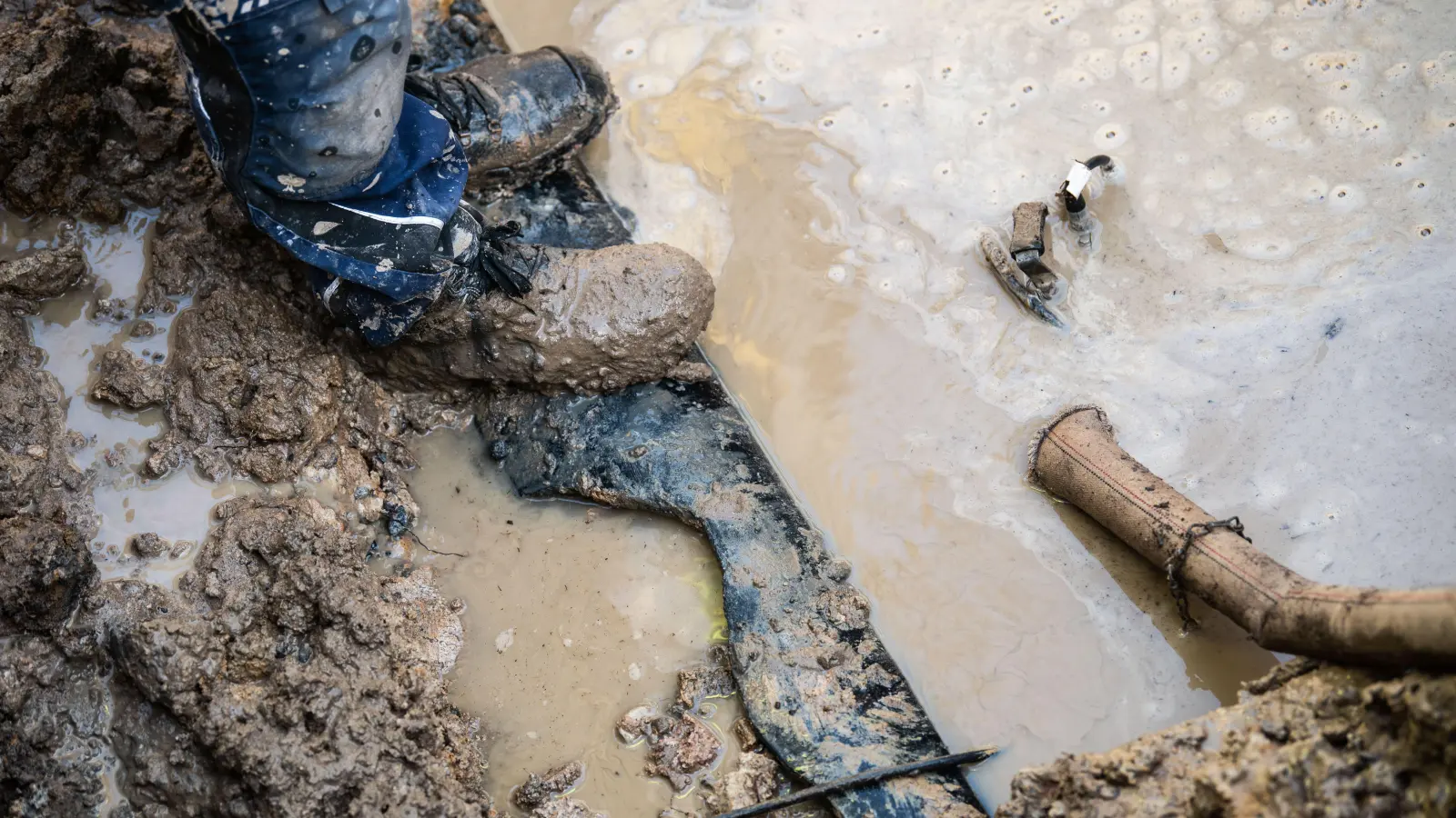Wegen eines Wasserrohrbruchs ist die Frühlingstraße in Sulzbach-Rosenberg bis zum 15. Juni gesperrt.  (Symbolbild: Nicolas Armer/dpa)