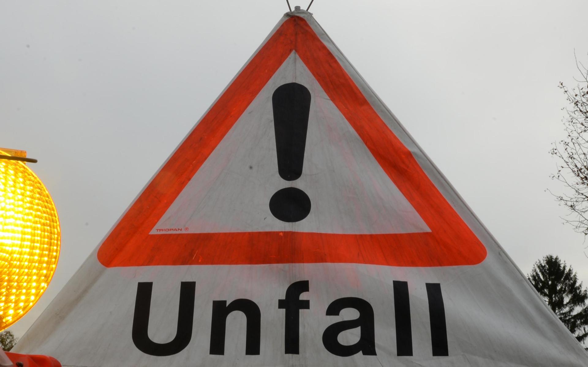 Auf der B299 bei Lauterhofen hat sich am Dienstag ein schwerer Verkehrsunfall ereignet. (Symbolbild: Monika Skolimowska/ZB/dpa)