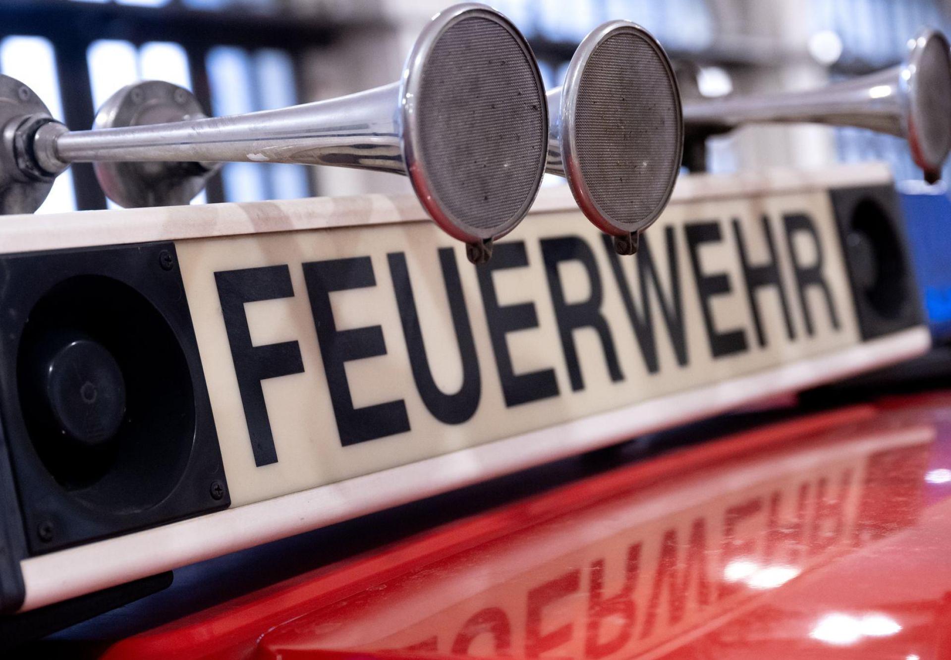 In Weiher, einem Ortsteil der Stadt Hirschau, brannte ein abgedroschenes Getreidefeld.  (Symbolbild: Sven Hoppe/dpa)